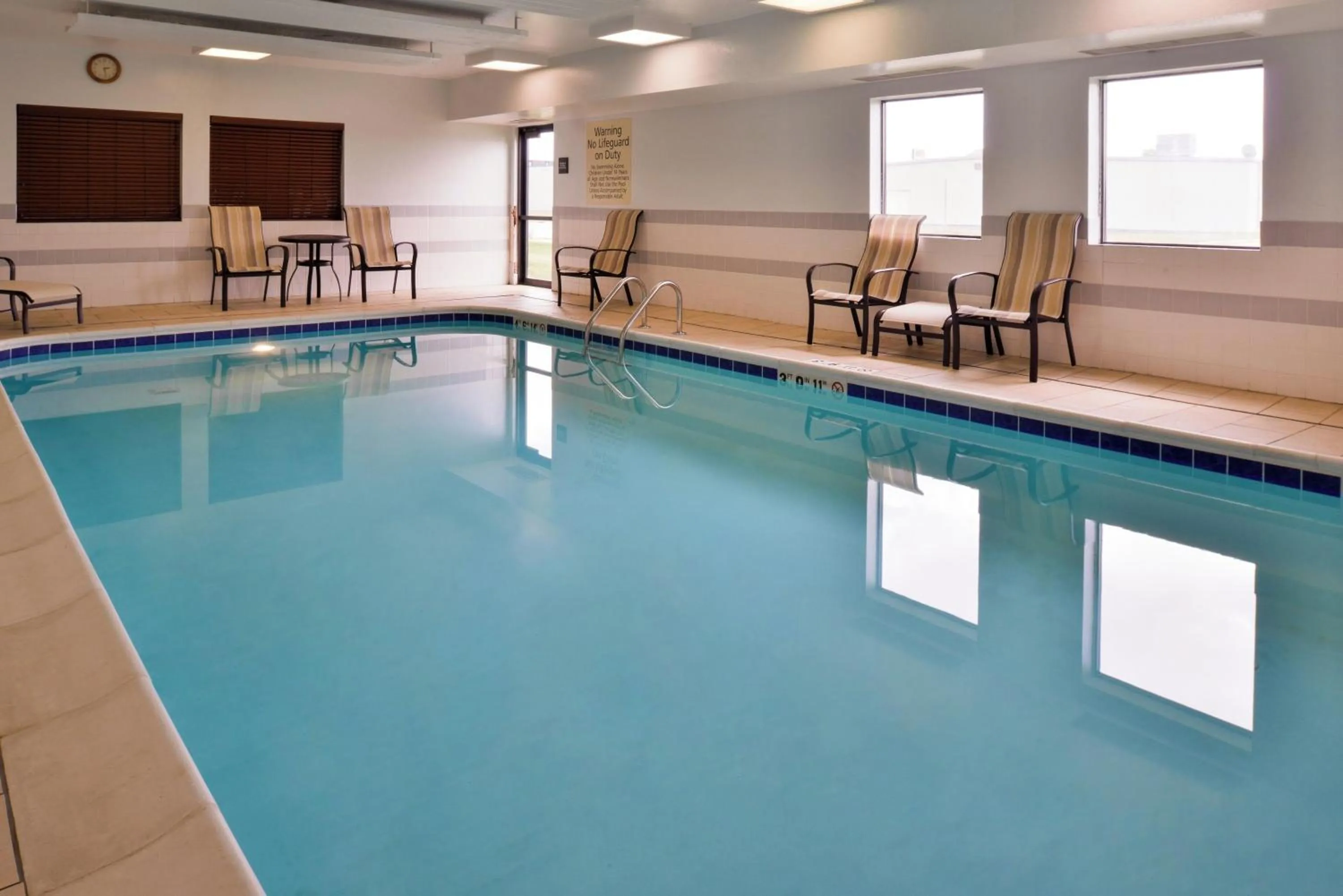 Swimming pool in Hampton Inn Elkhart