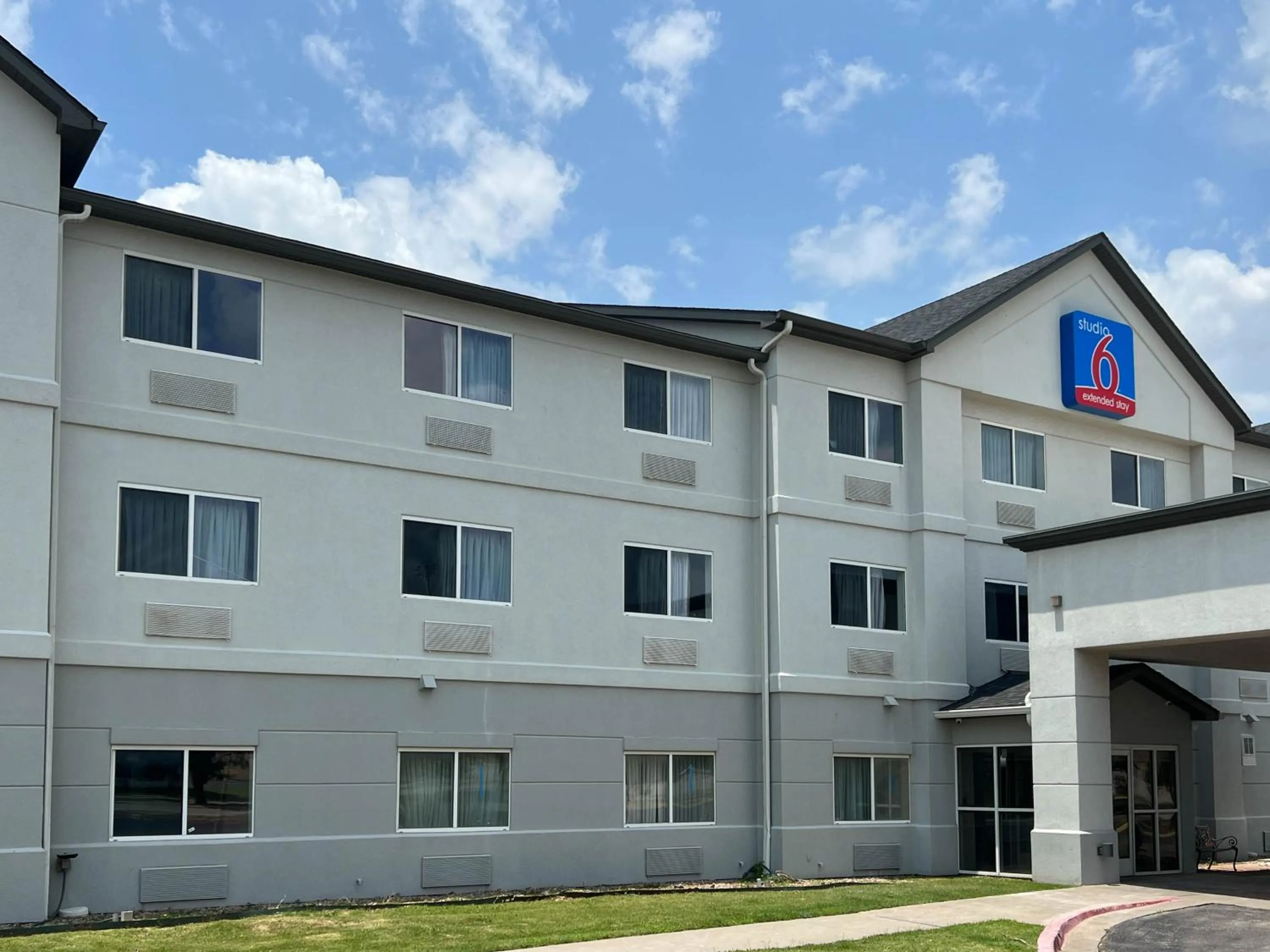 Property building in Studio 6 Oklahoma City, OK South