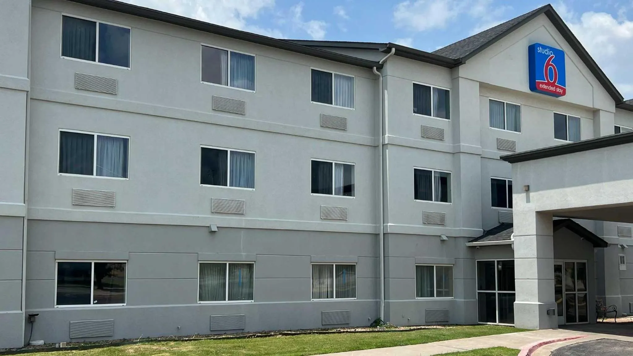 Facade/entrance in Studio 6 Oklahoma City, OK South