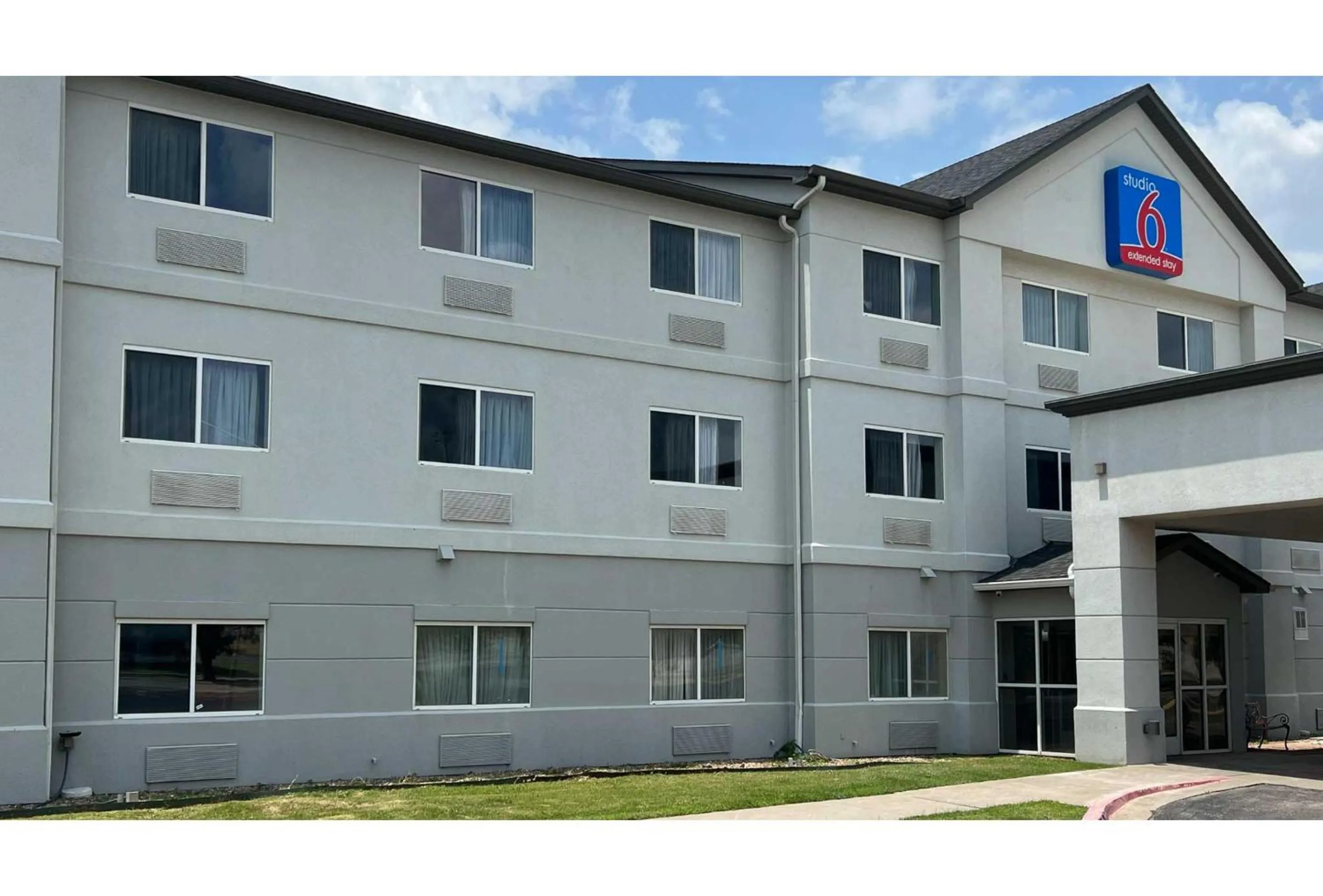 Facade/entrance in Studio 6 Oklahoma City, OK South