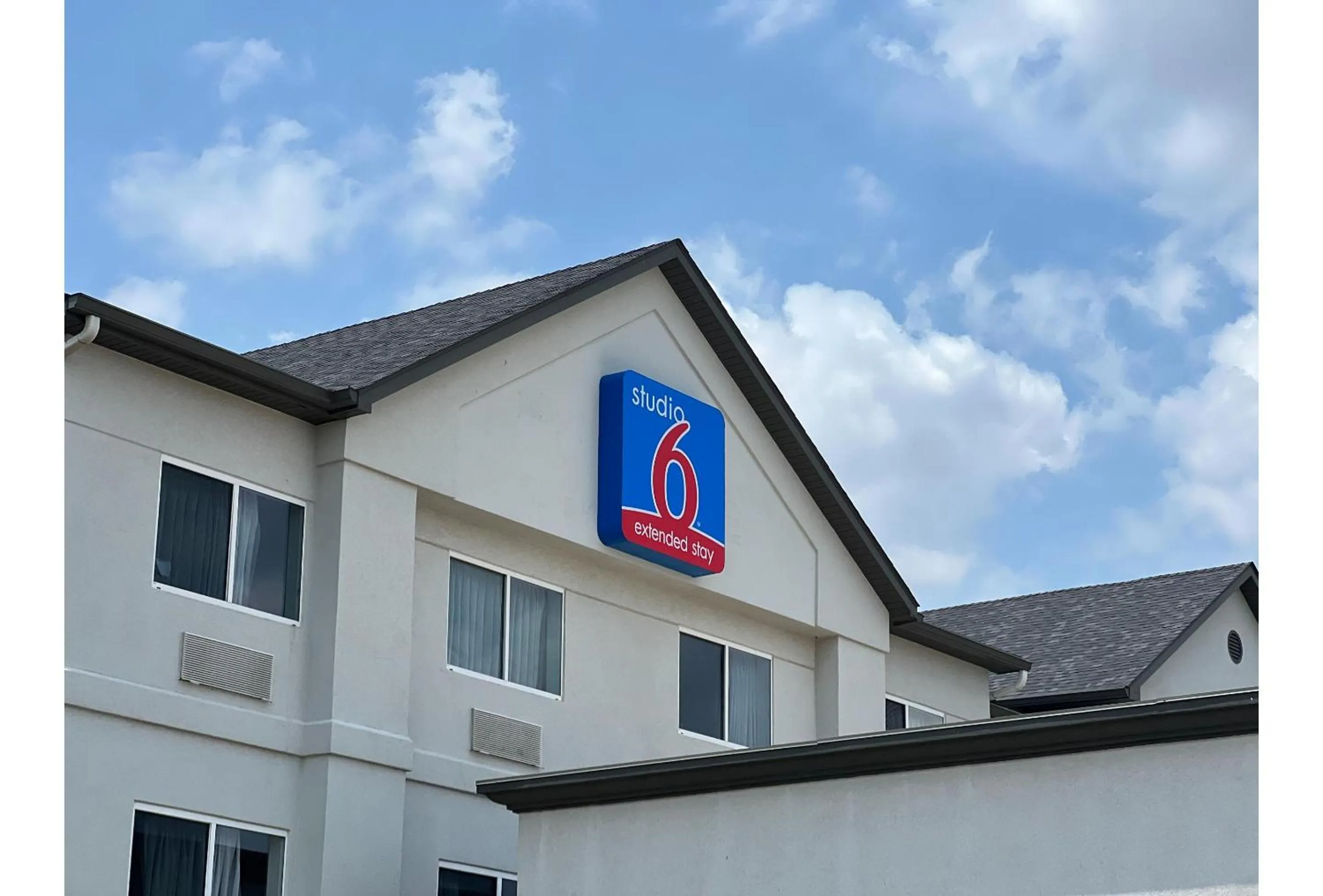 Facade/entrance in Studio 6 Oklahoma City, OK South