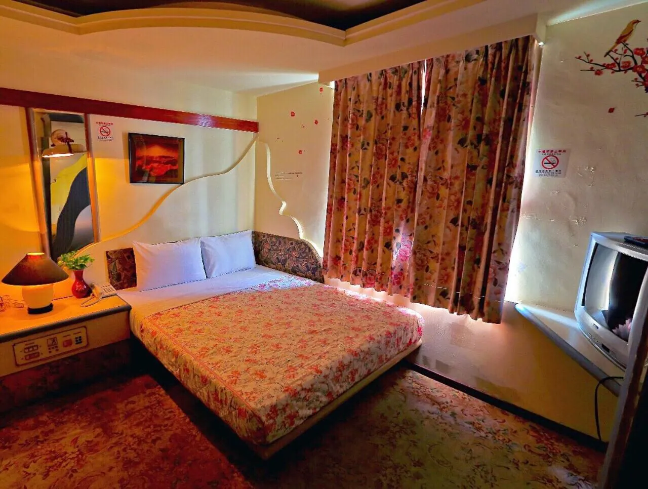 Street view, Bed in Broadway Hotel