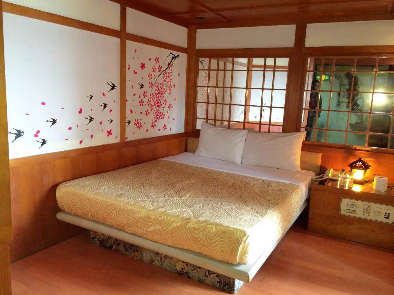 Photo of the whole room, Bed in Broadway Hotel