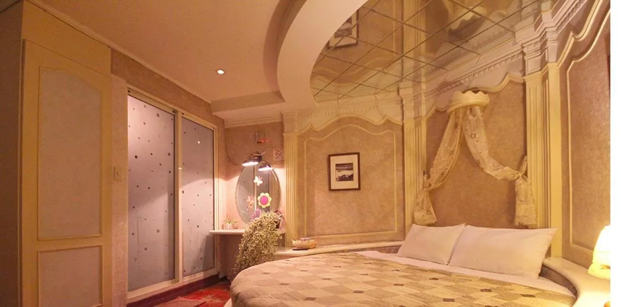 Photo of the whole room, Bed in Broadway Hotel