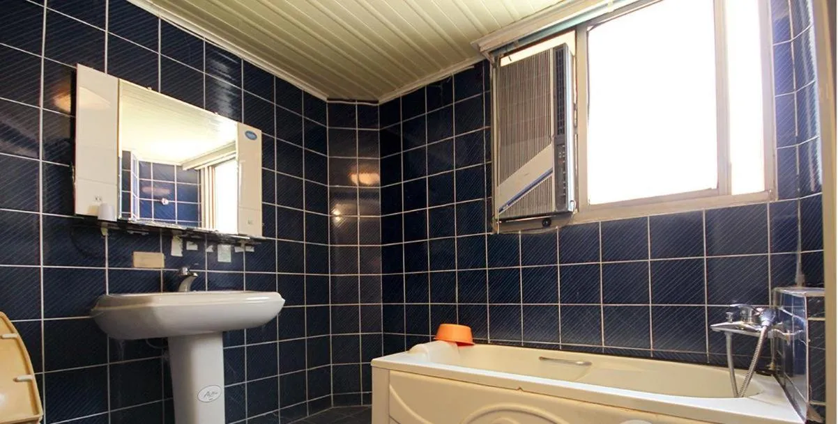 Bathroom in Broadway Hotel