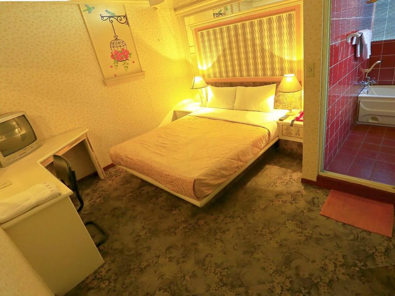 Photo of the whole room, Bed in Broadway Hotel