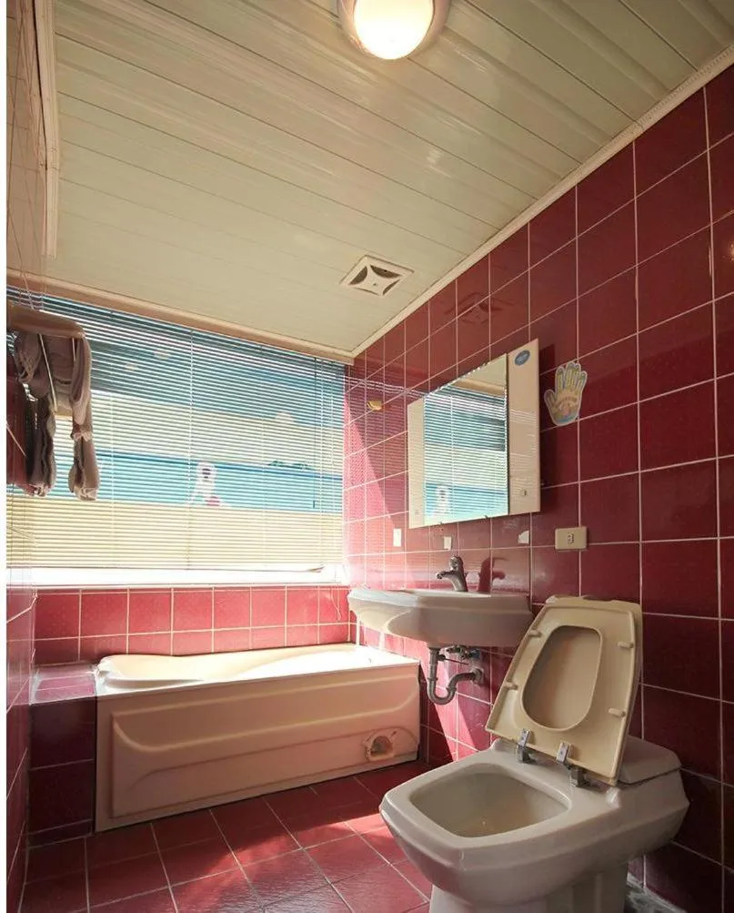 Bathroom in Broadway Hotel