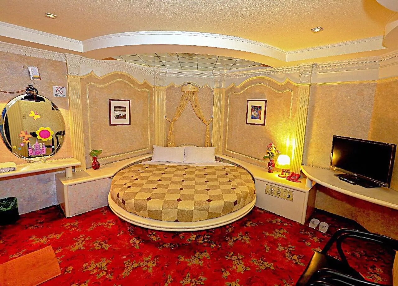 Photo of the whole room, Bed in Broadway Hotel