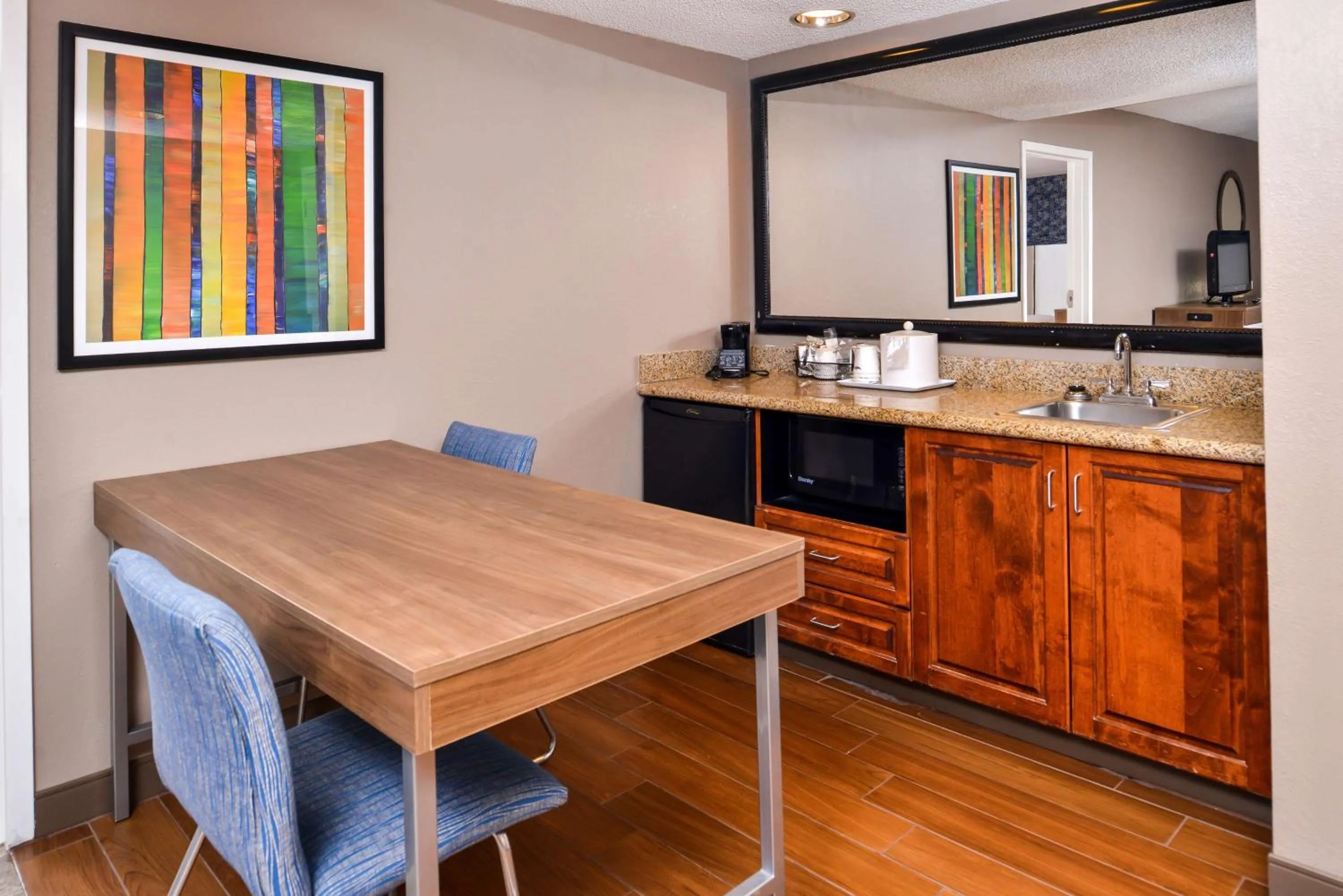 Kitchen or kitchenette in Hampton Inn Emporia