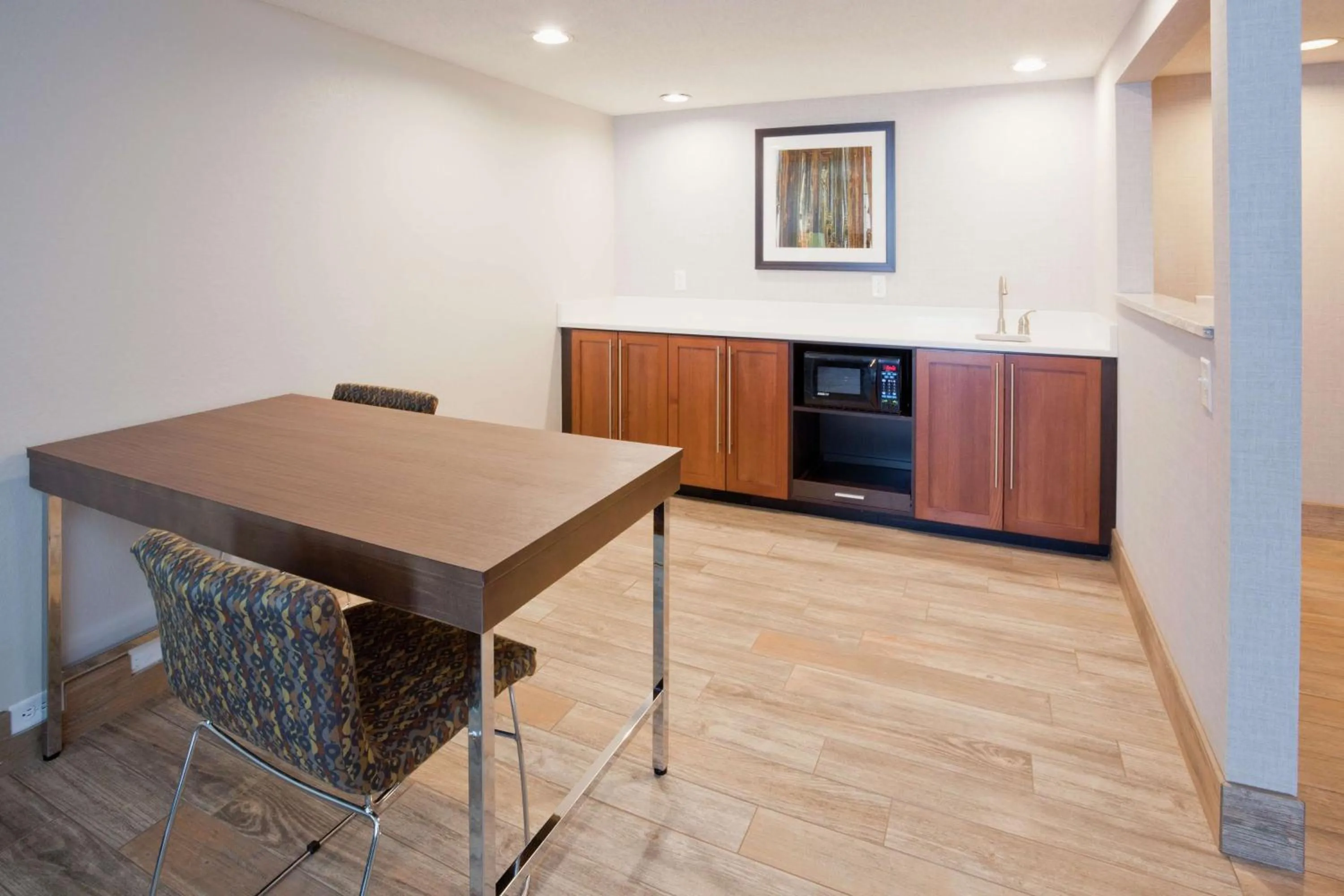 Kitchen or kitchenette in Hampton Inn Duluth-Canal Park