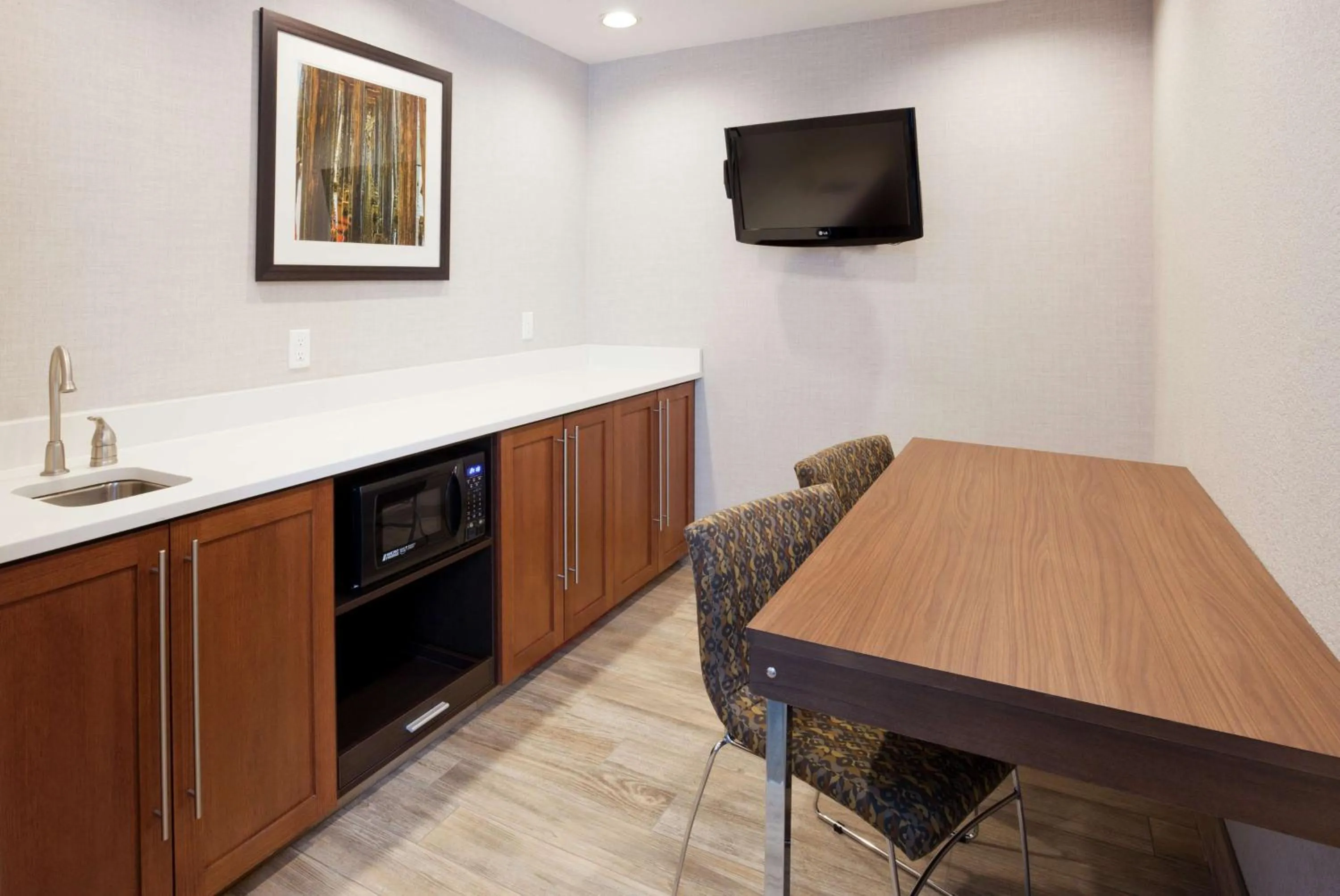 Kitchen or kitchenette in Hampton Inn Duluth-Canal Park