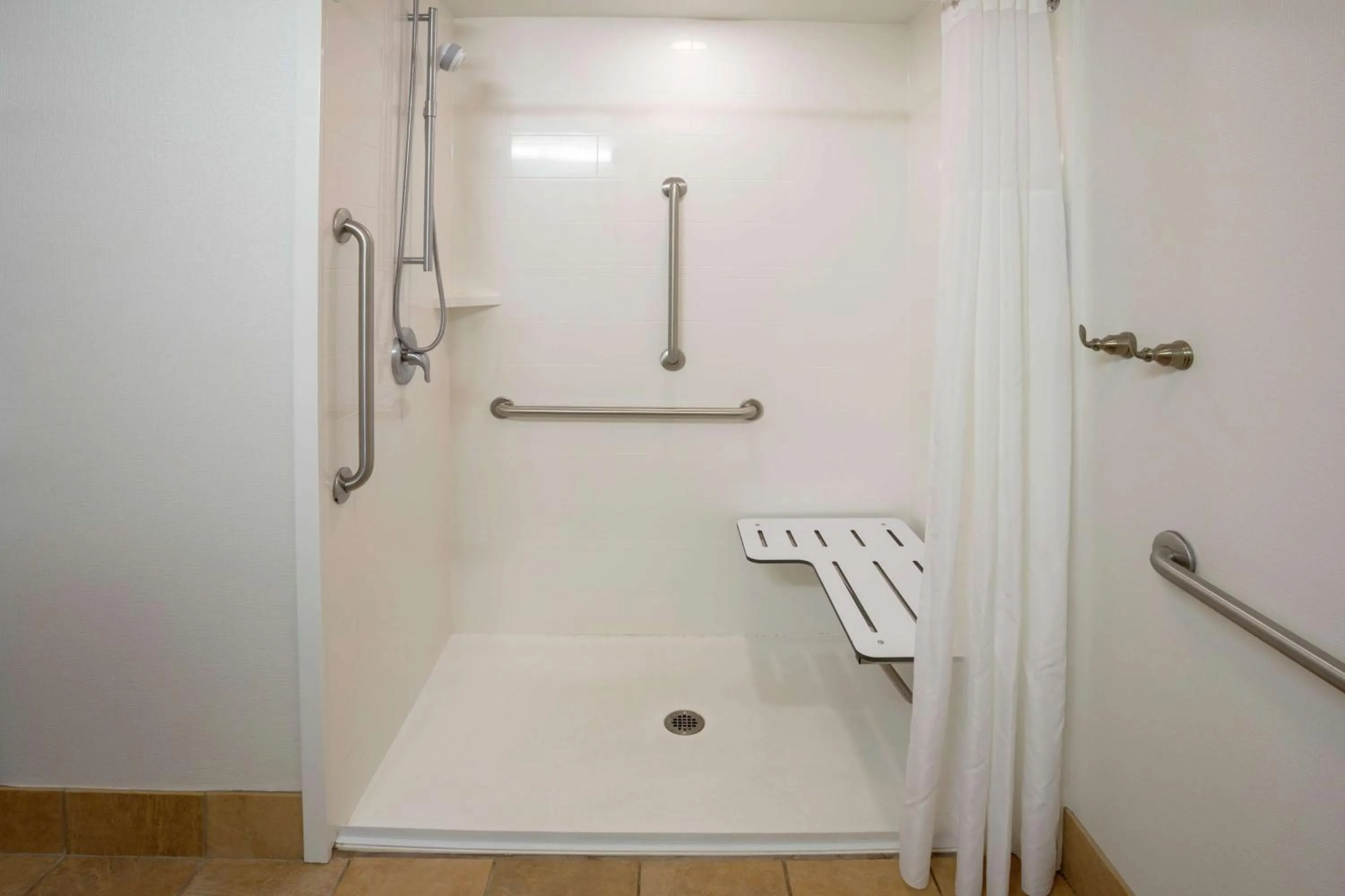 Bathroom in Hampton Inn Duluth-Canal Park