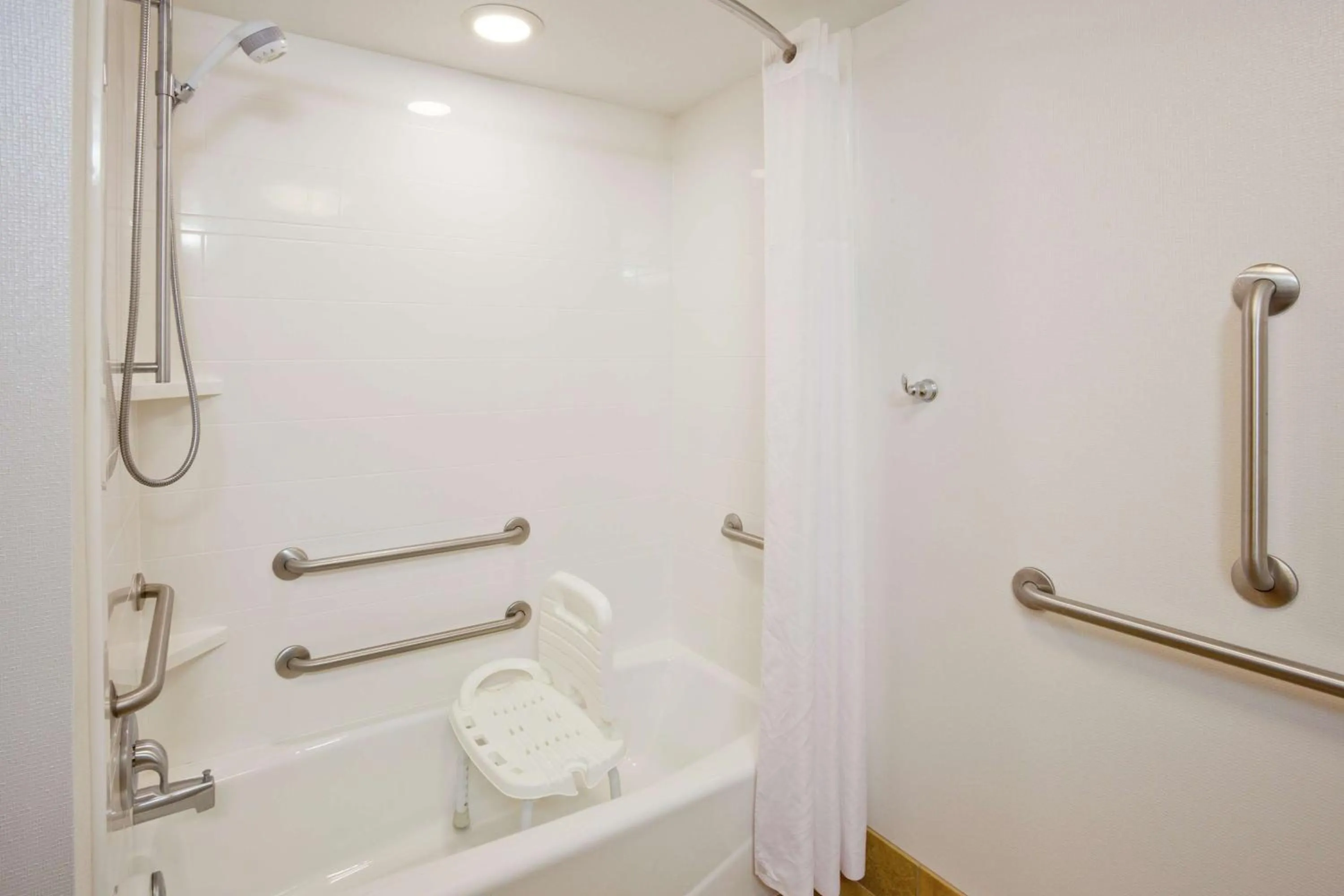 Bathroom in Hampton Inn Duluth-Canal Park