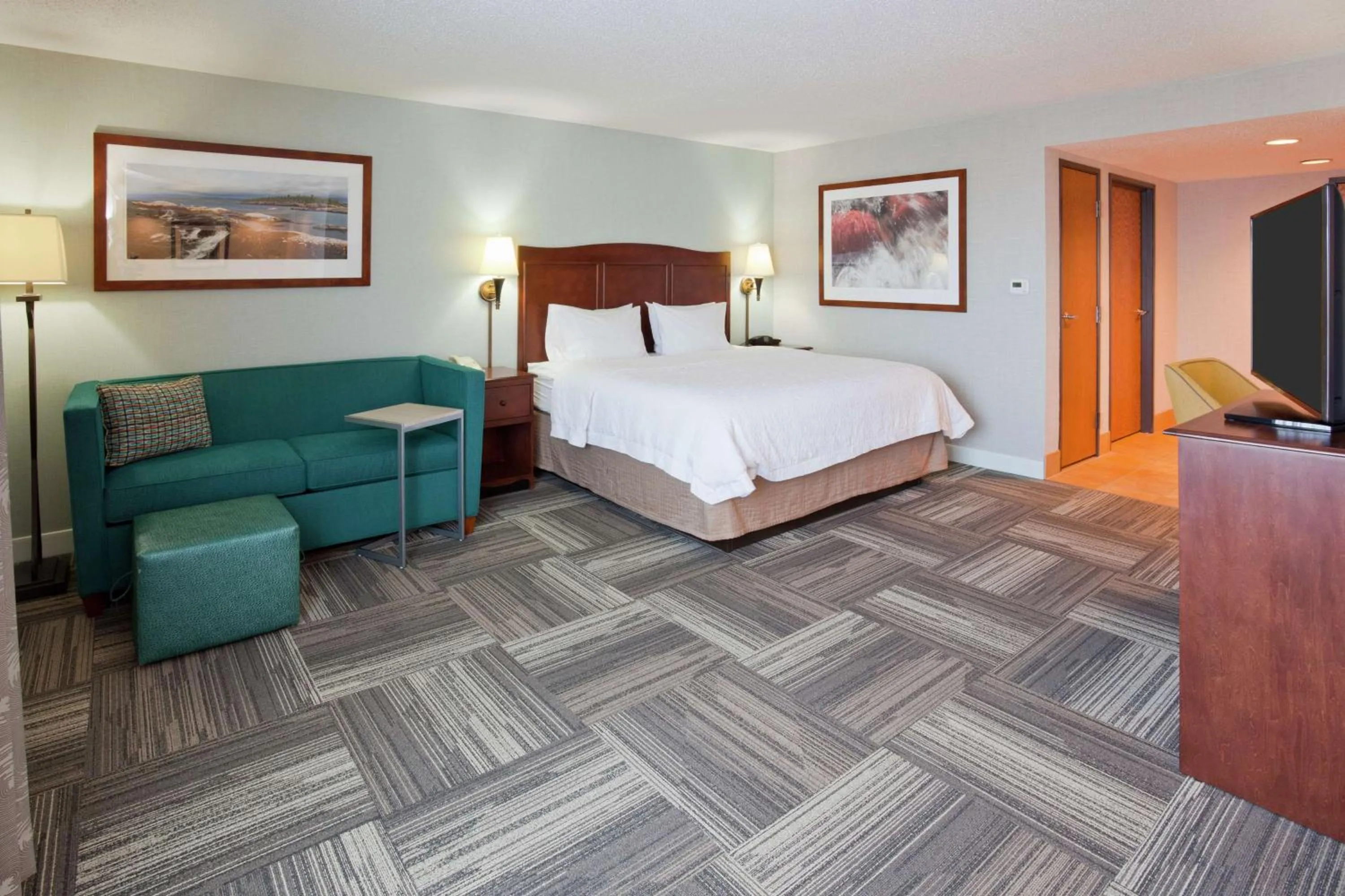 Living room, Bed in Hampton Inn Duluth-Canal Park