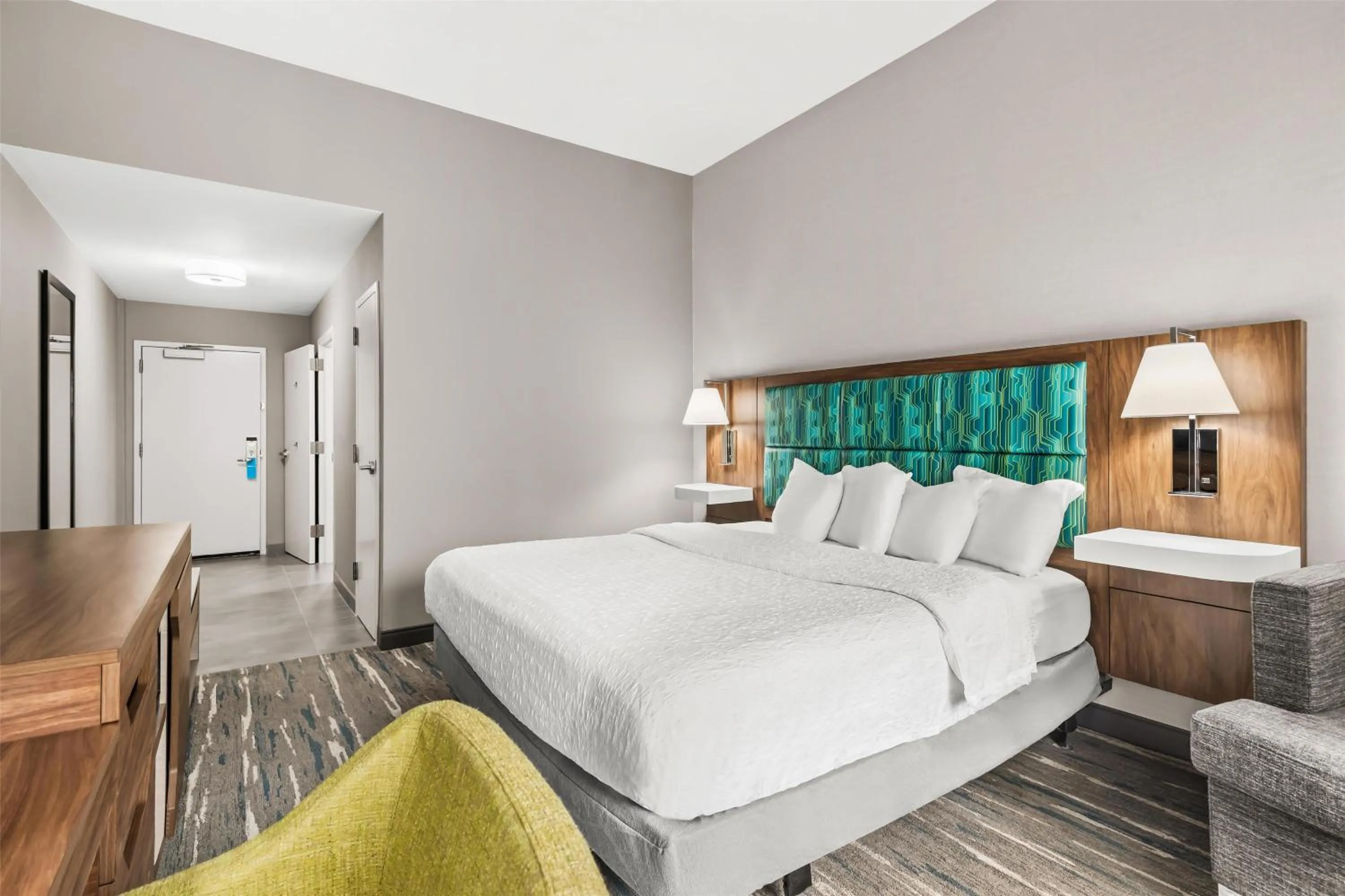 Photo of the whole room, Bed in Hampton Inn Elkton