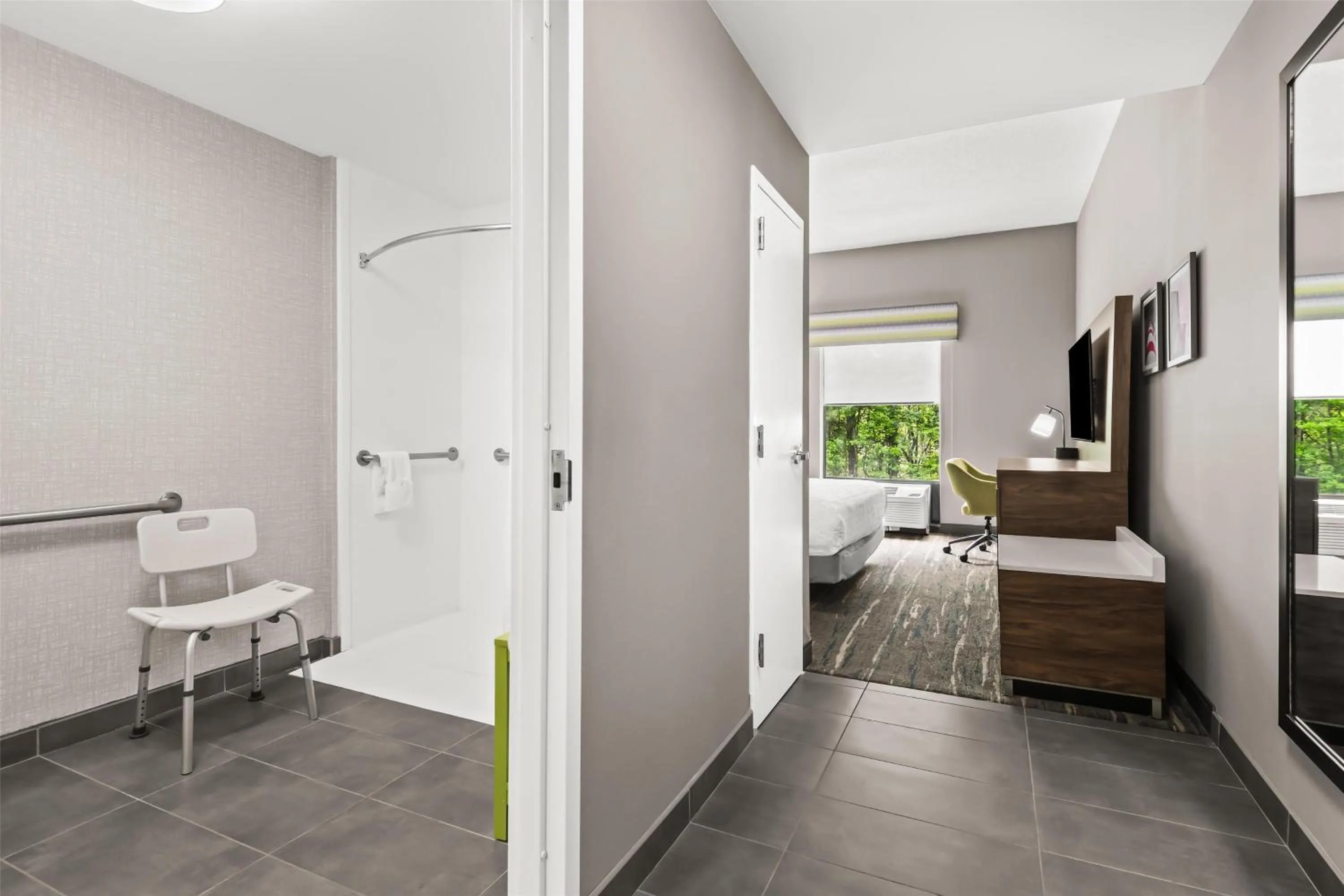 Bathroom, Bed in Hampton Inn Elkton