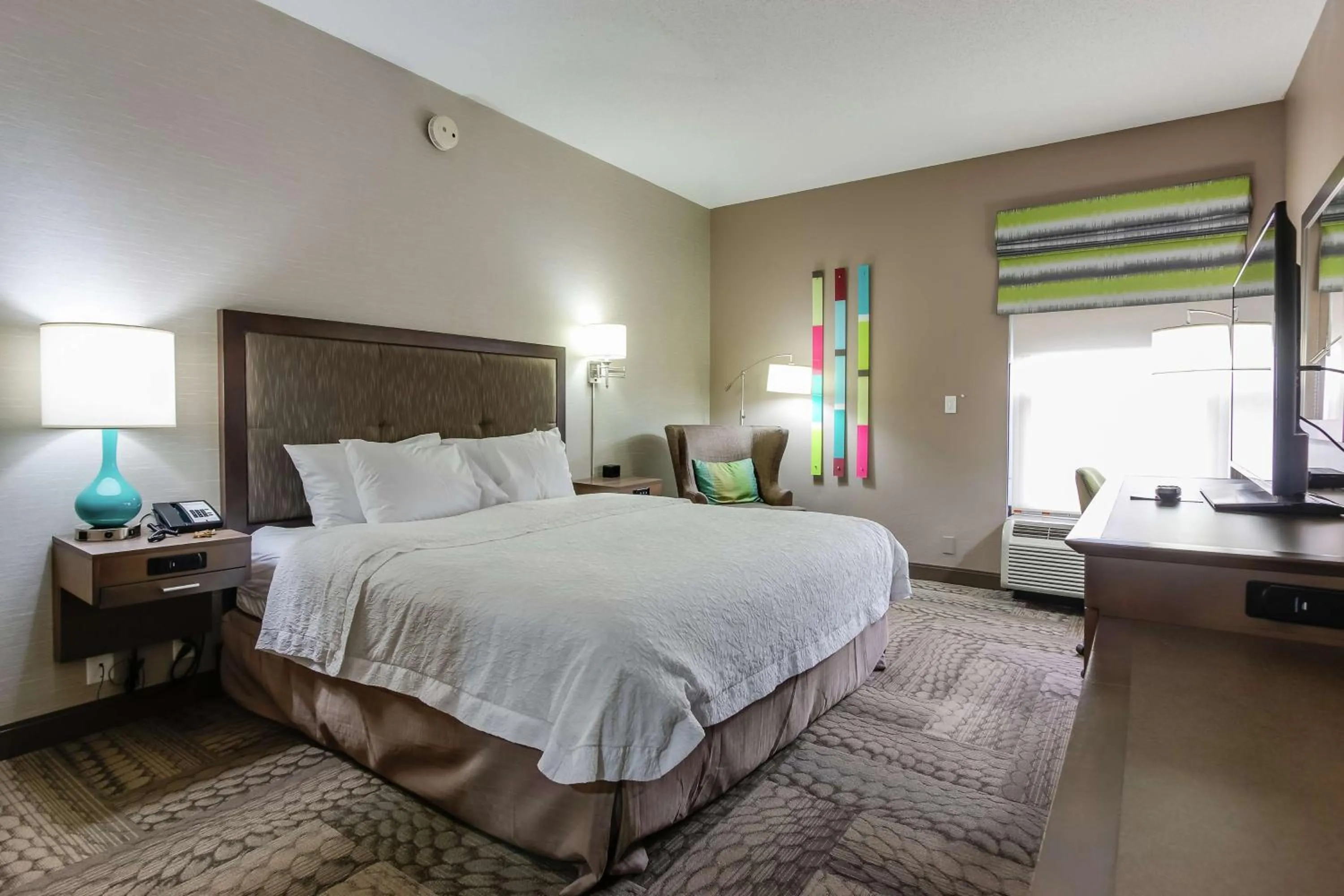 Bedroom, Bed in Hampton Inn Dickson