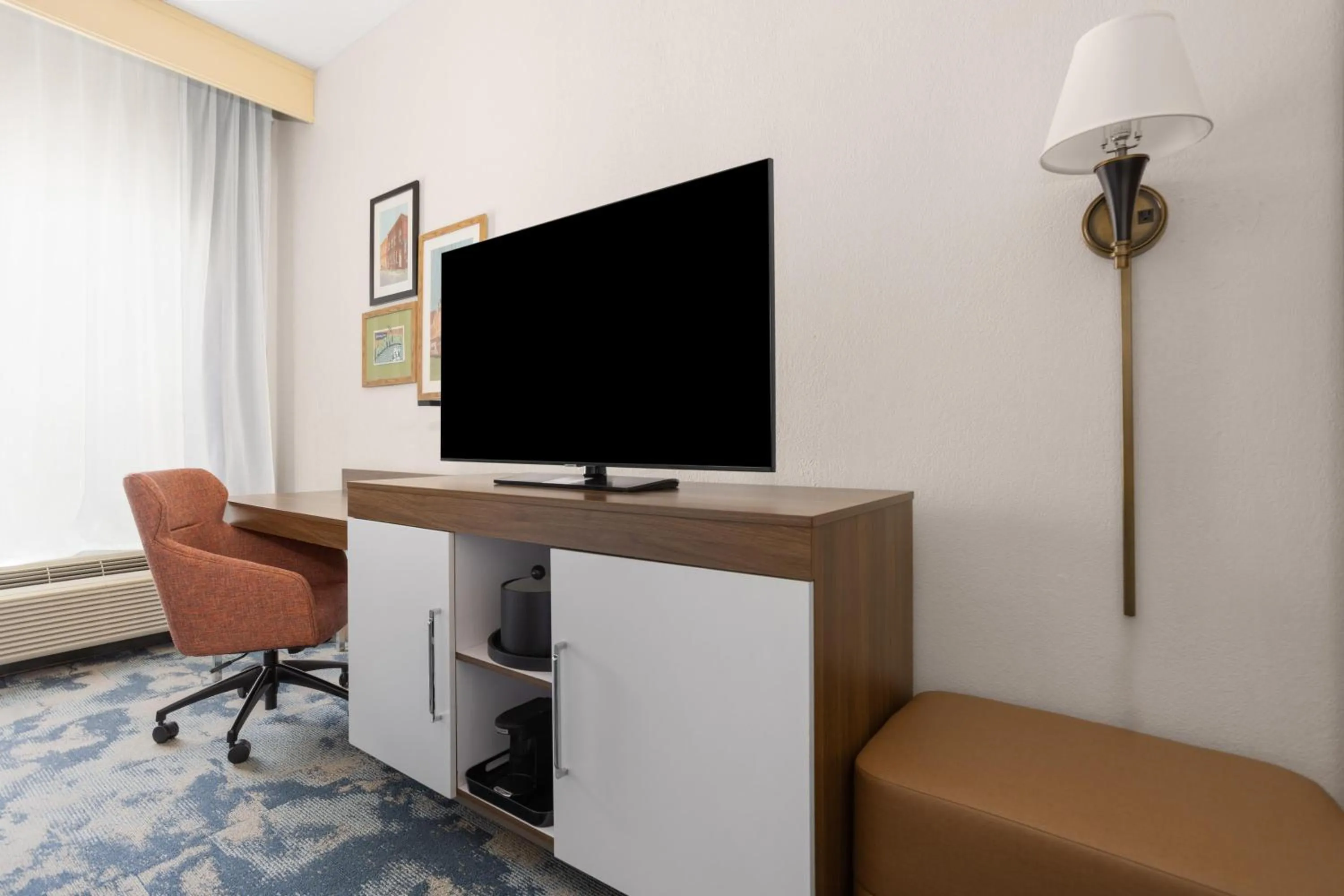 Bedroom in Hampton Inn Frostburg