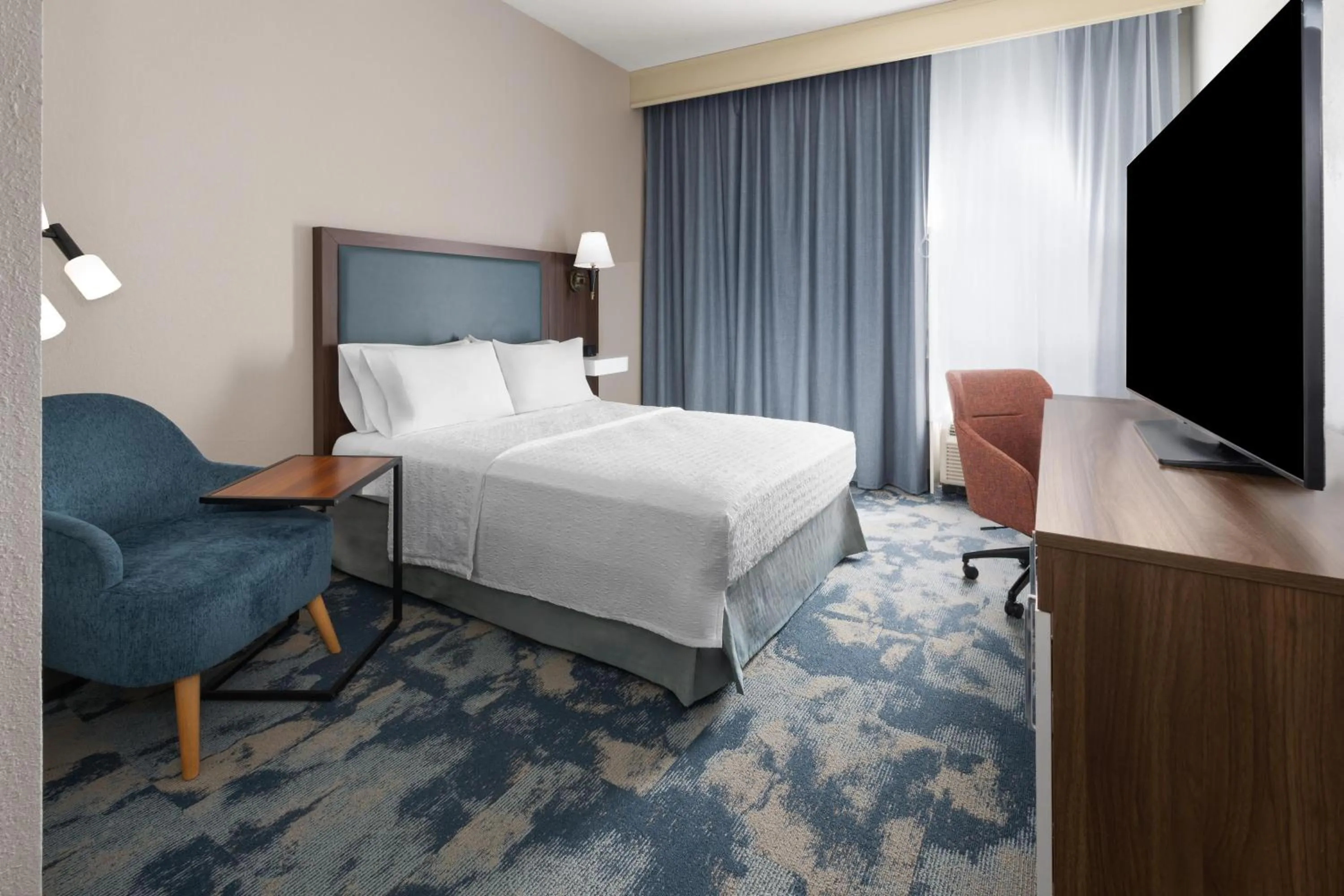 Bed in Hampton Inn Frostburg