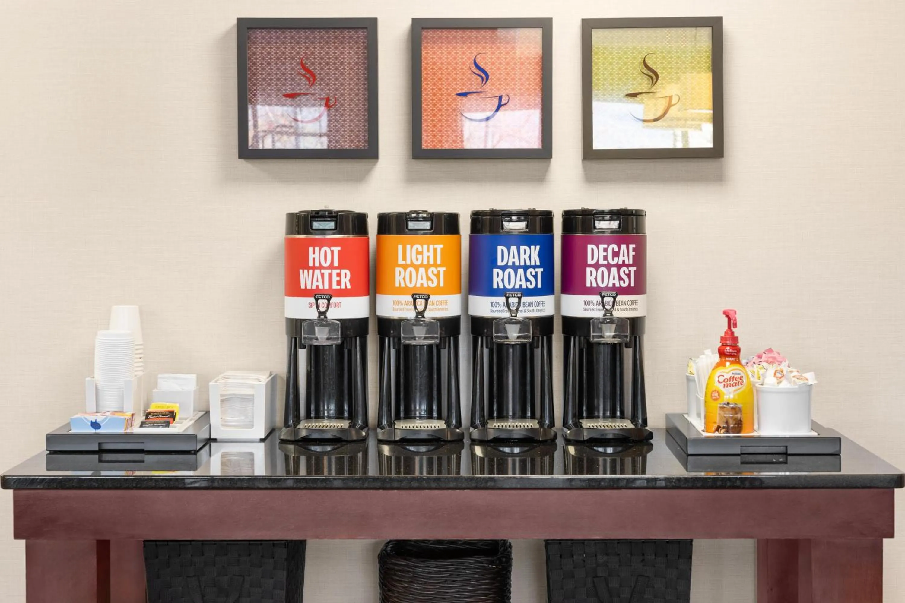 Dining area in Hampton Inn Frostburg