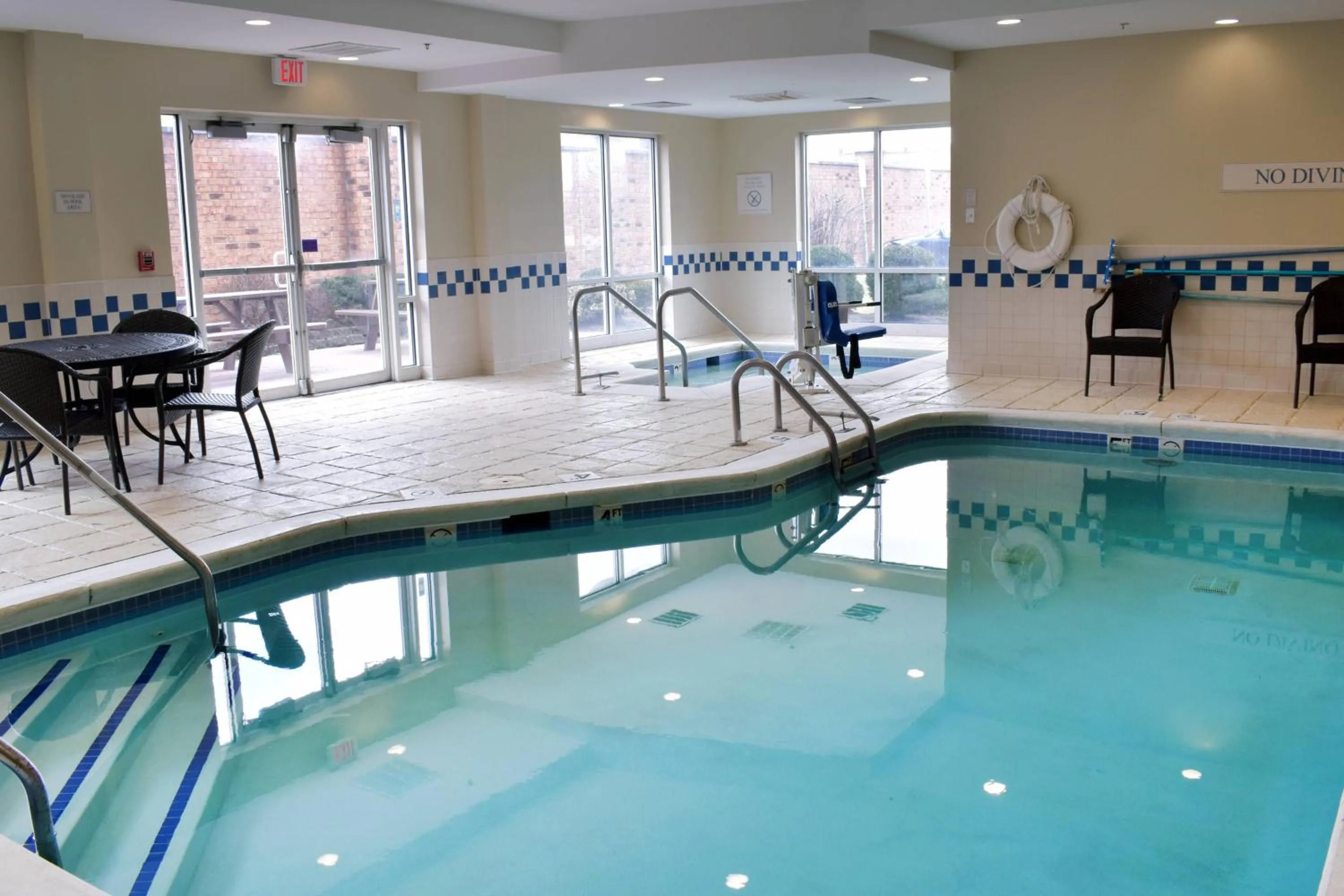 Swimming pool in Fairfield Inn & Suites Indianapolis East