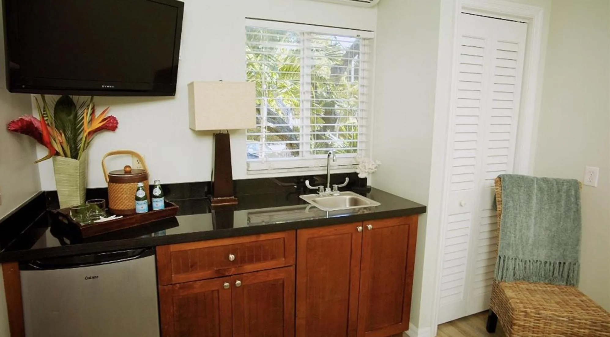 Kitchen or kitchenette in Coconut Palm Inn