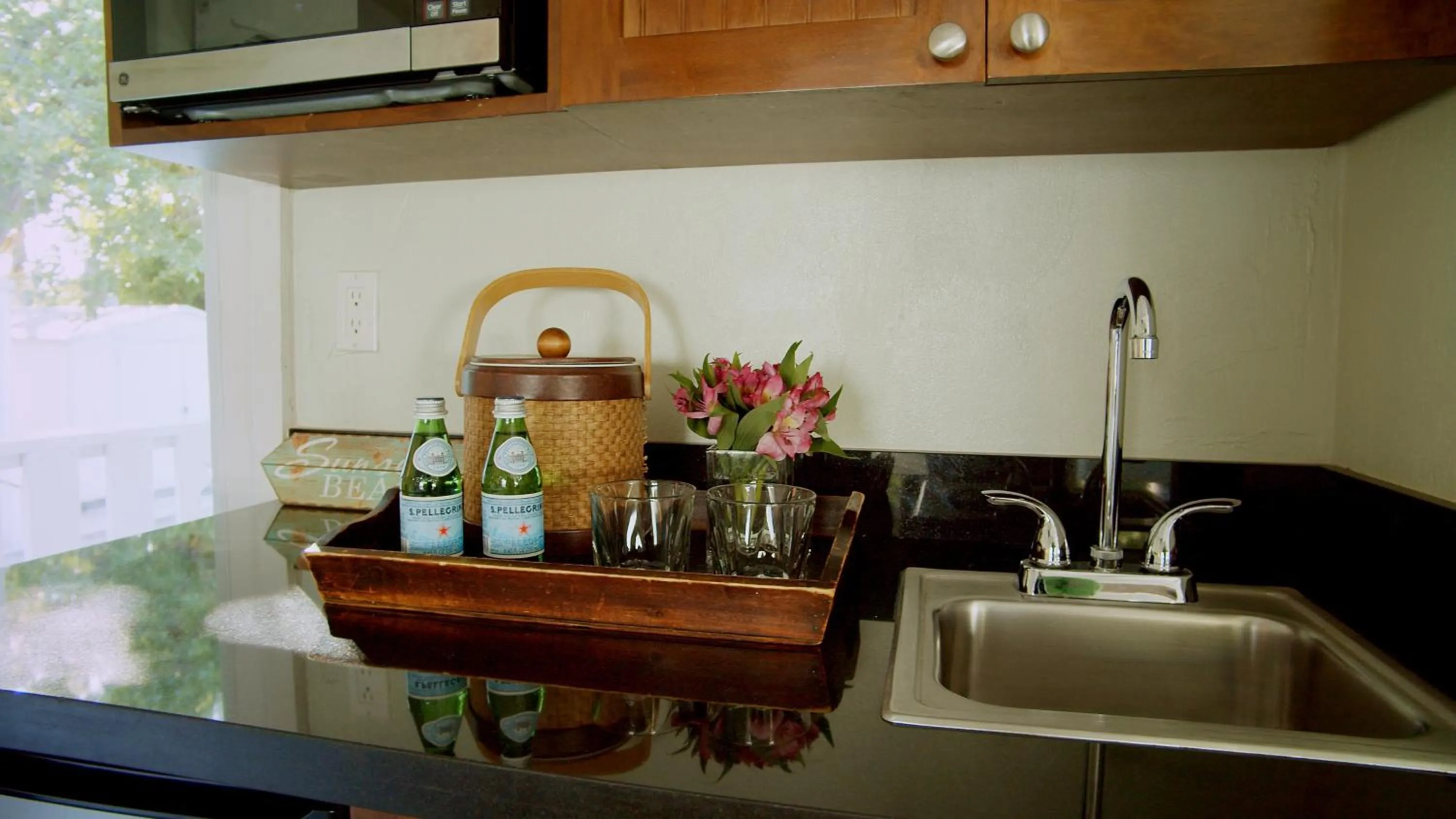 Kitchen or kitchenette in Coconut Palm Inn