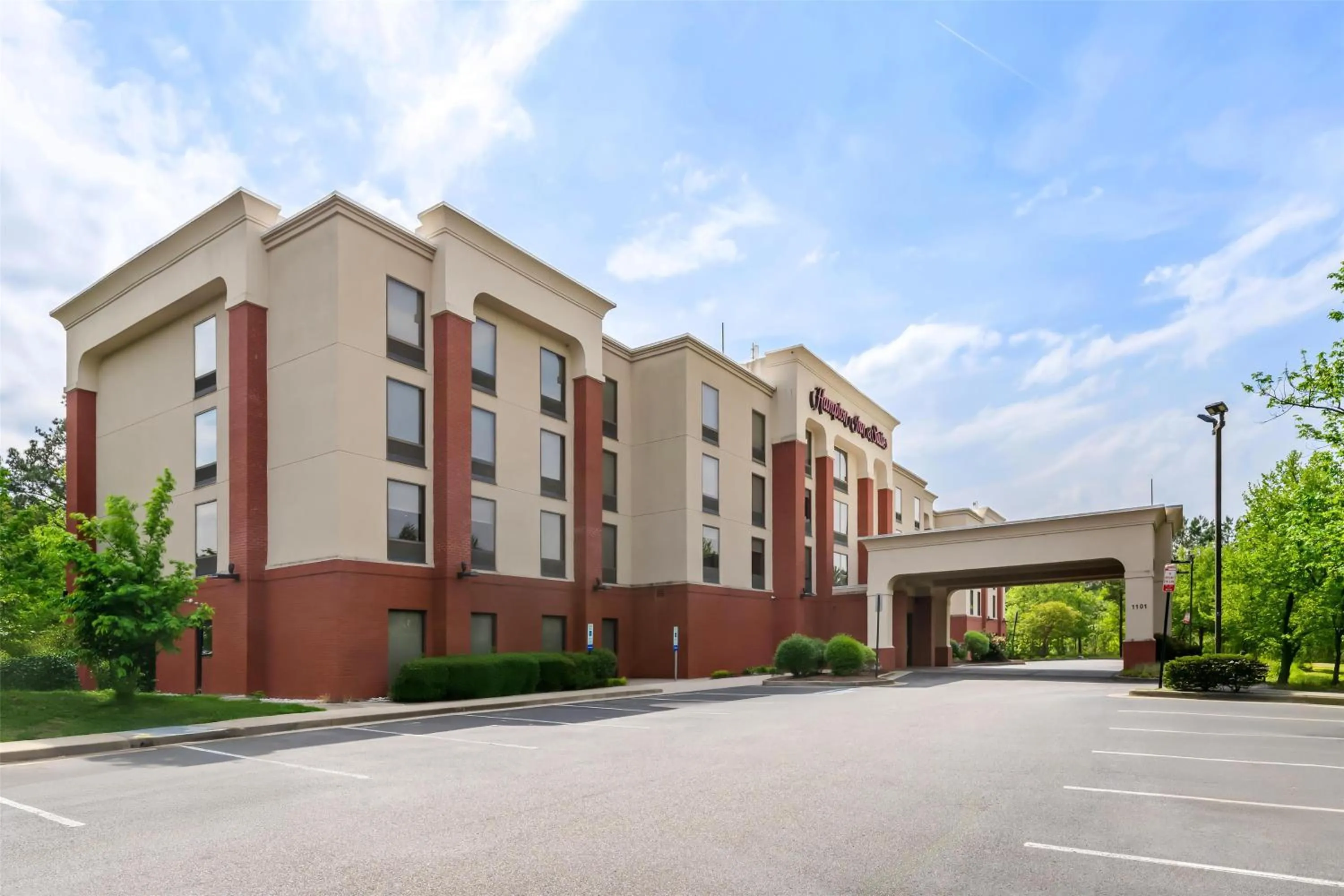 Property building in Hampton Inn & Suites Richmond/Virginia Center