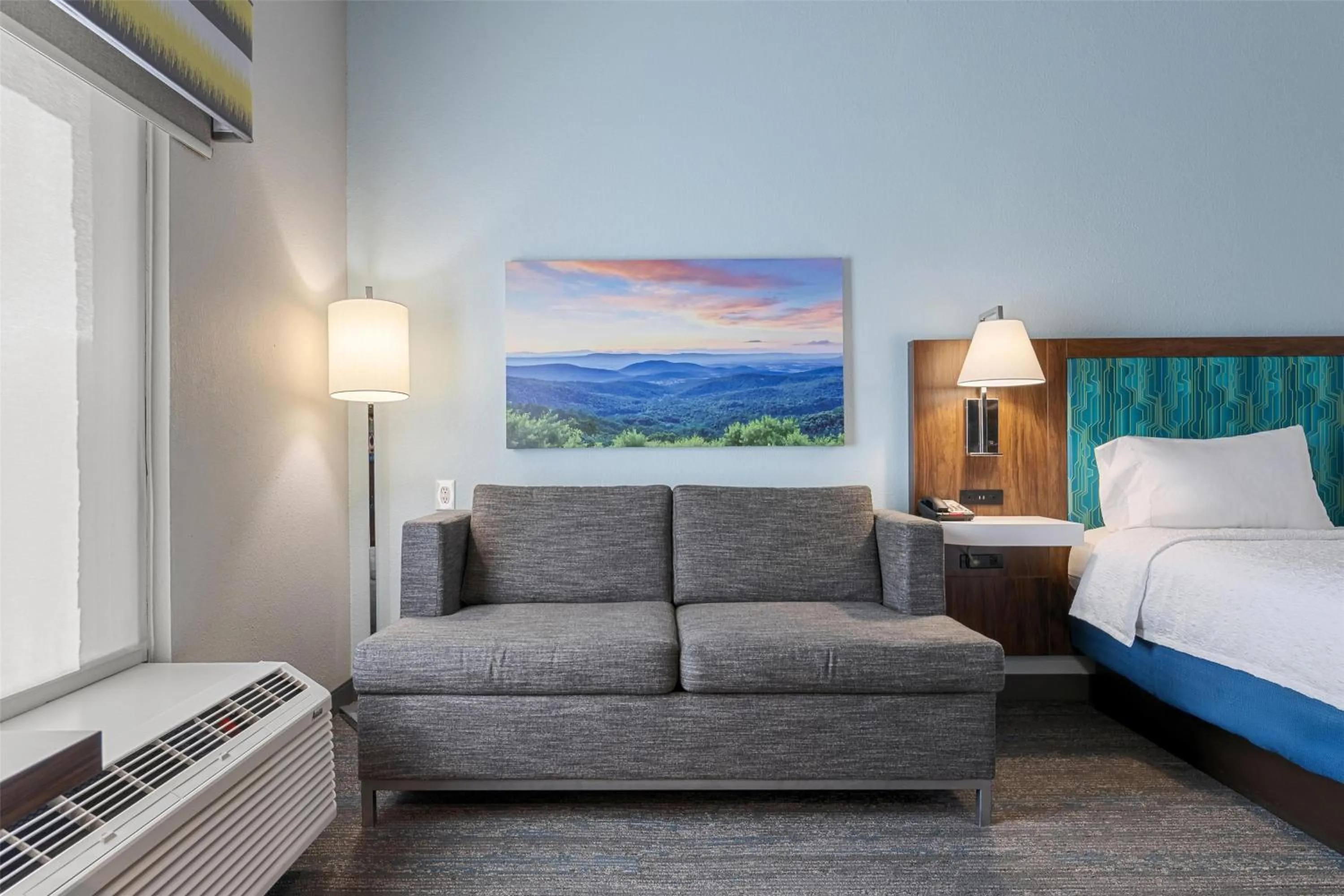 Living room, Bed in Hampton Inn Front Royal