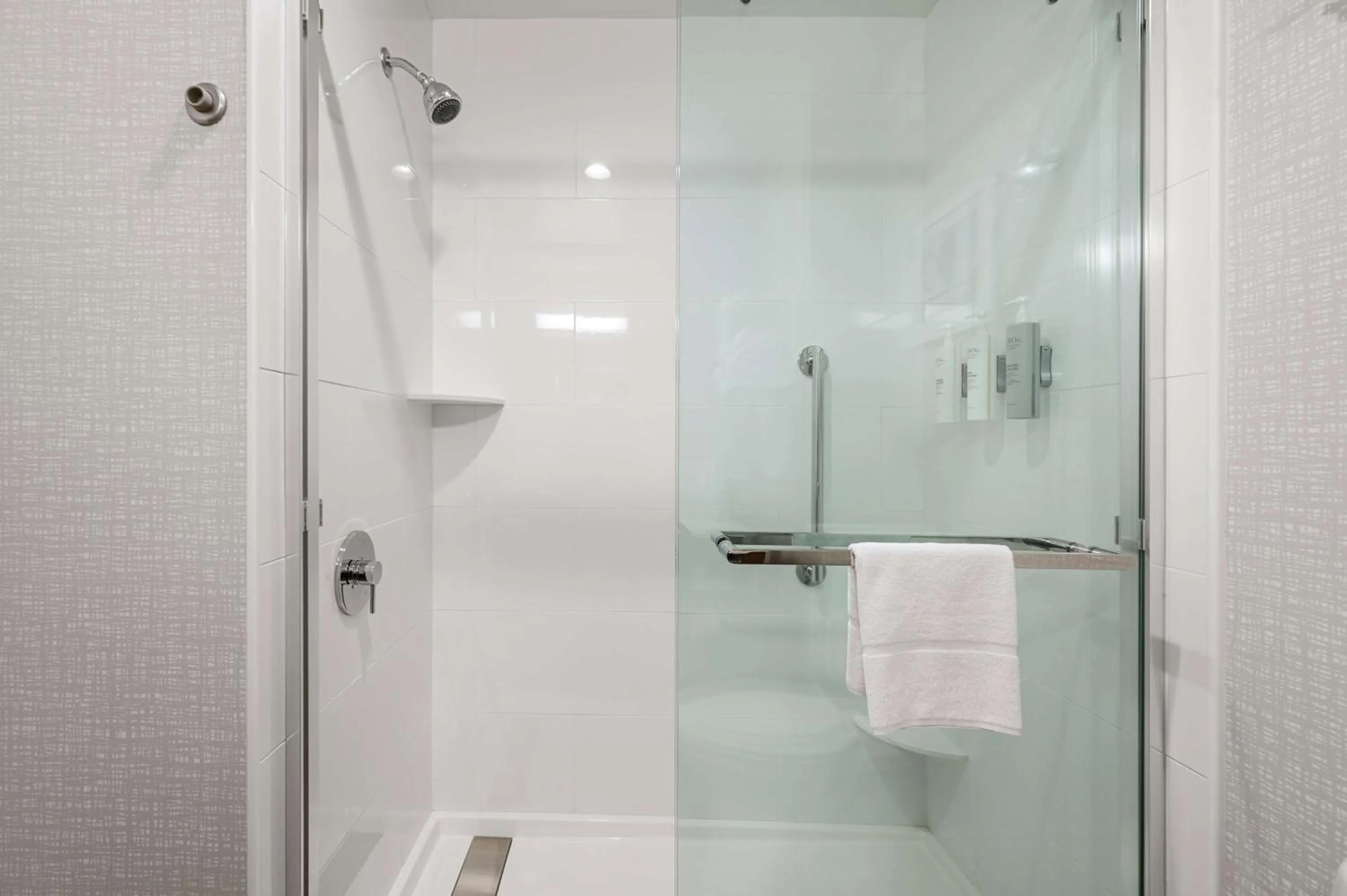 Bathroom in Hampton Inn Front Royal