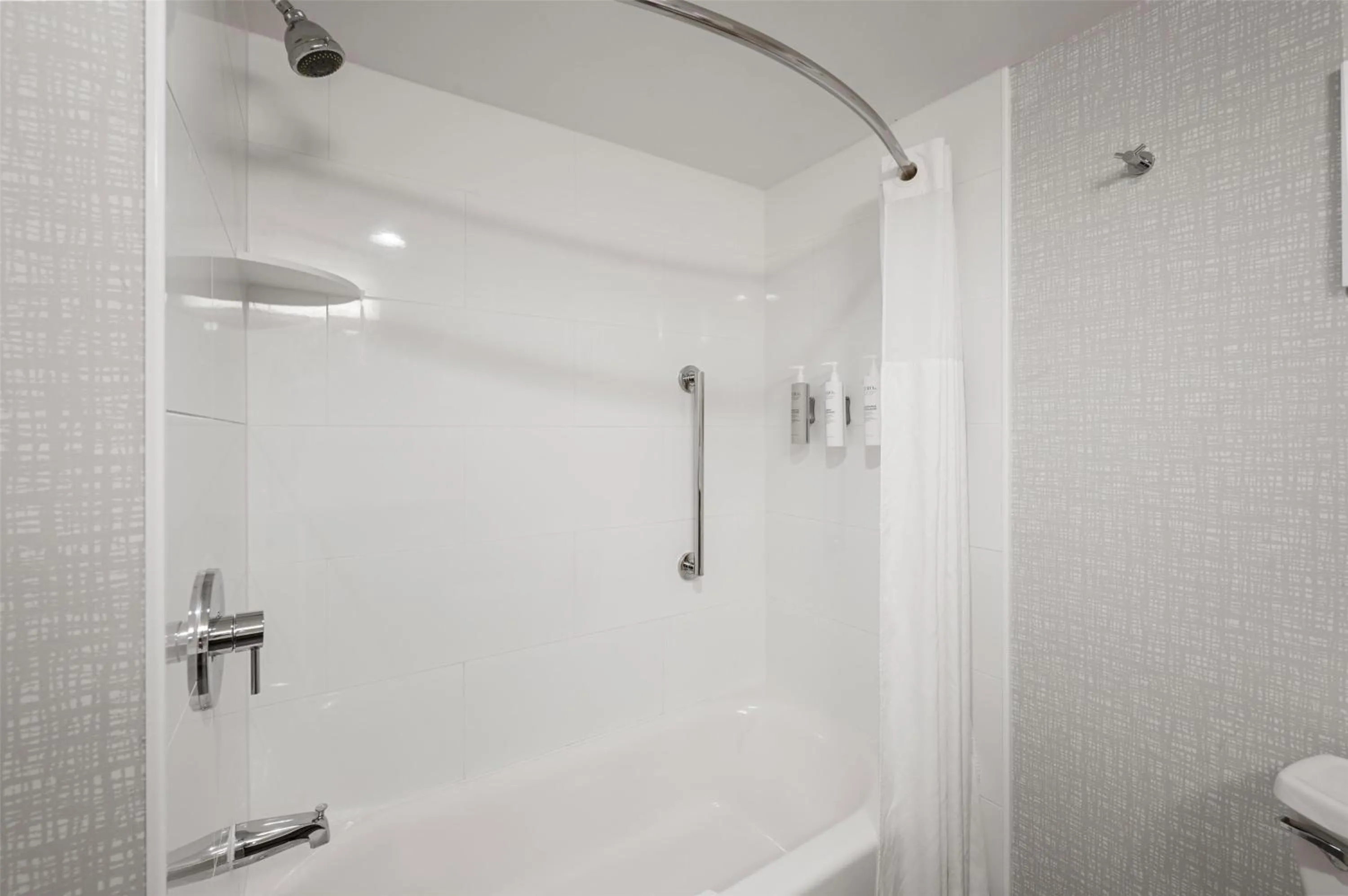 Bathroom in Hampton Inn Front Royal