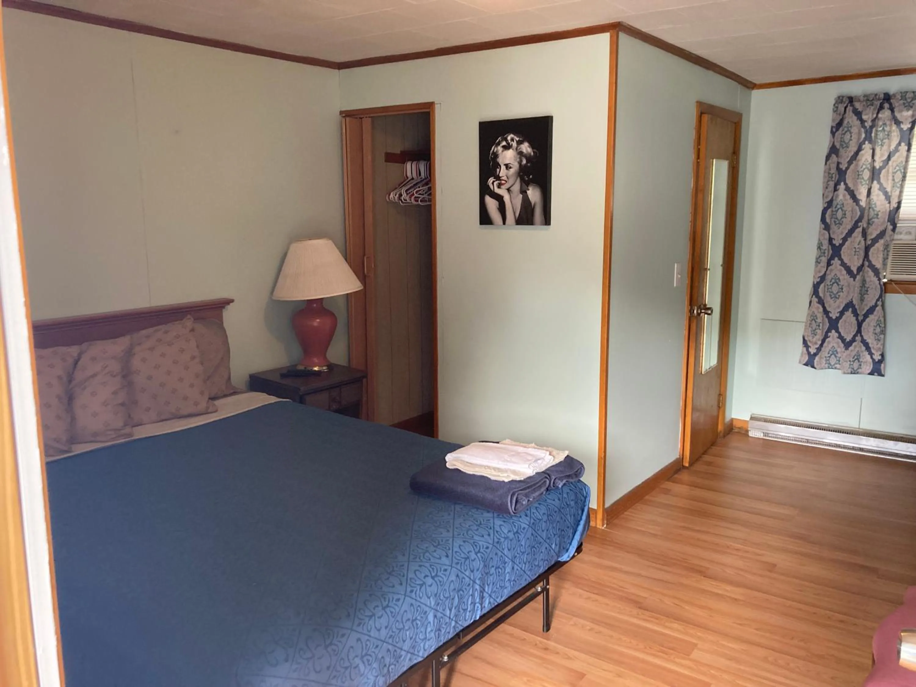 Bedroom in Hillside Motel