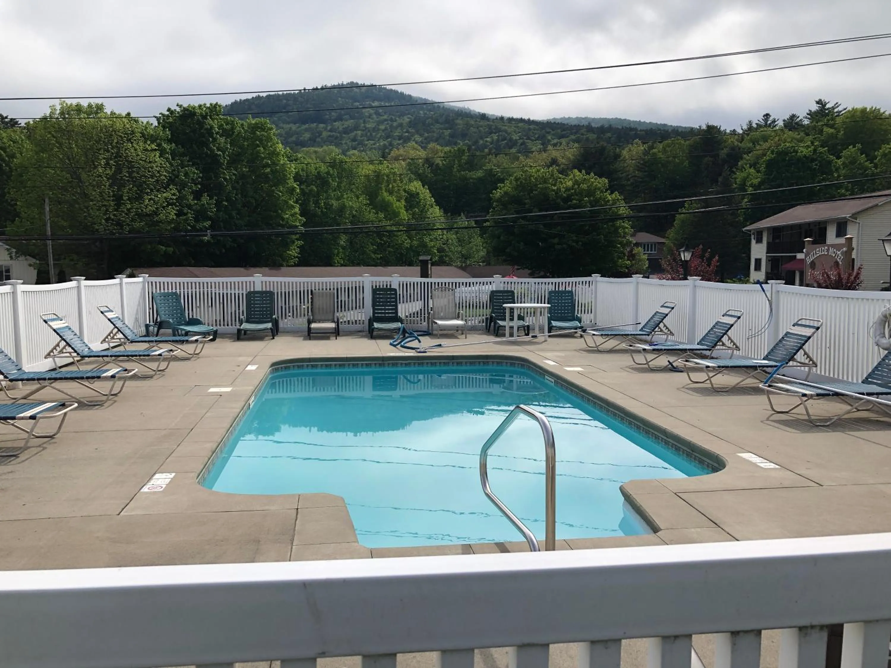 Swimming pool in Hillside Motel