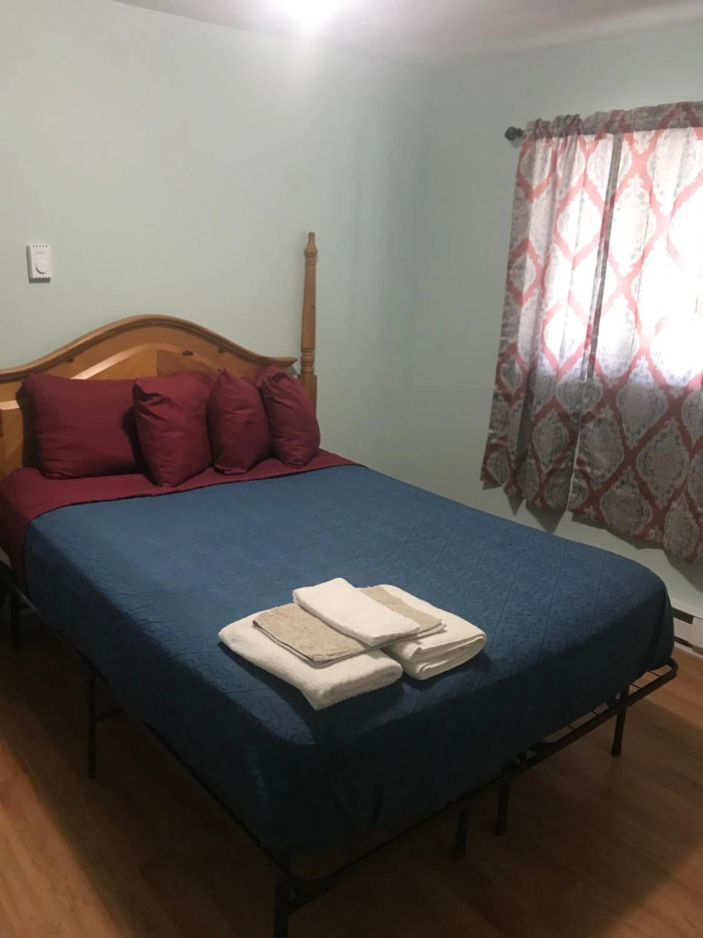 Bedroom in Hillside Motel