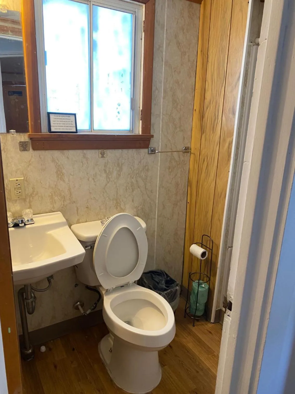 Bathroom in Hillside Motel