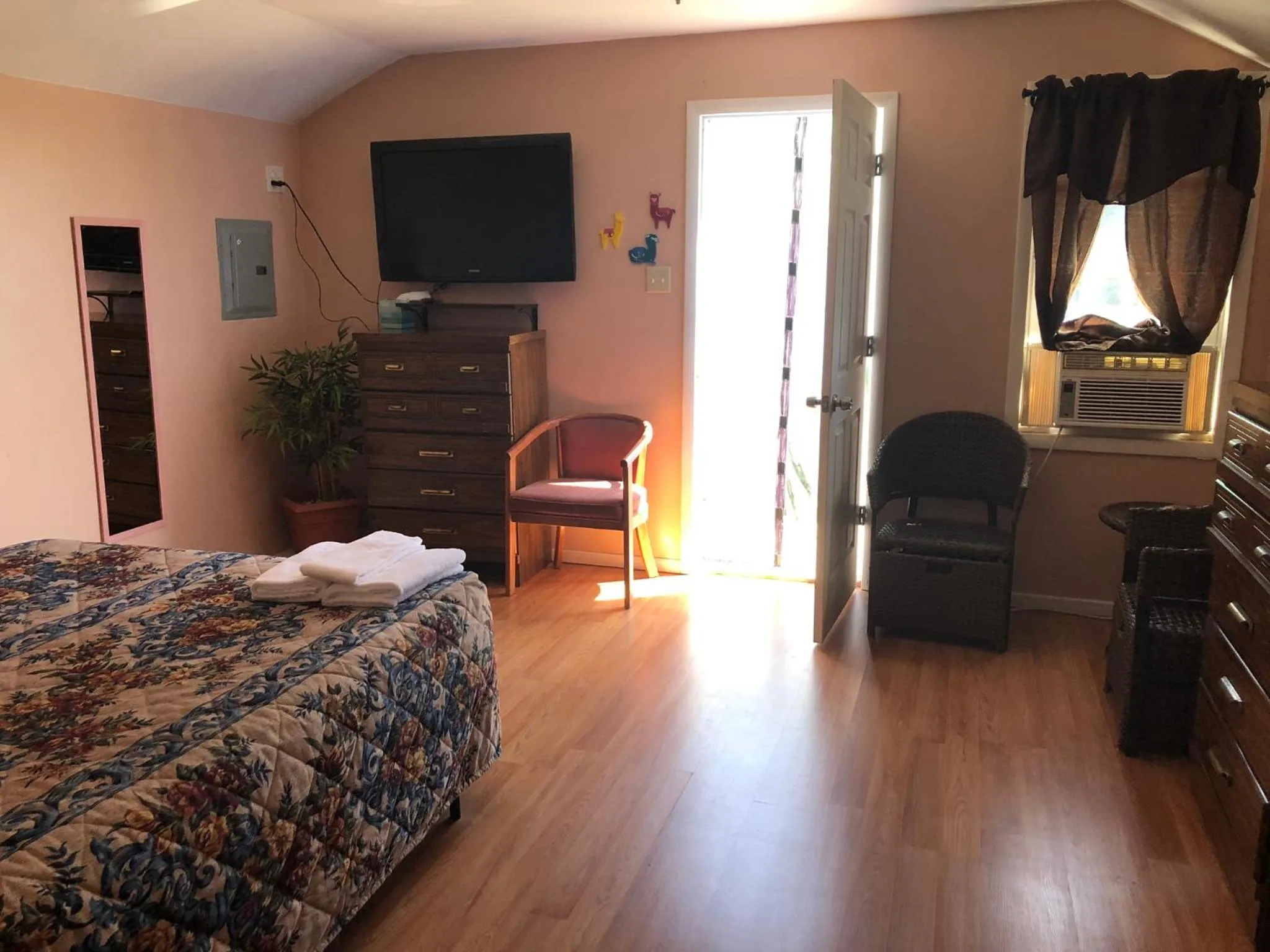 Facade/entrance in Hillside Motel