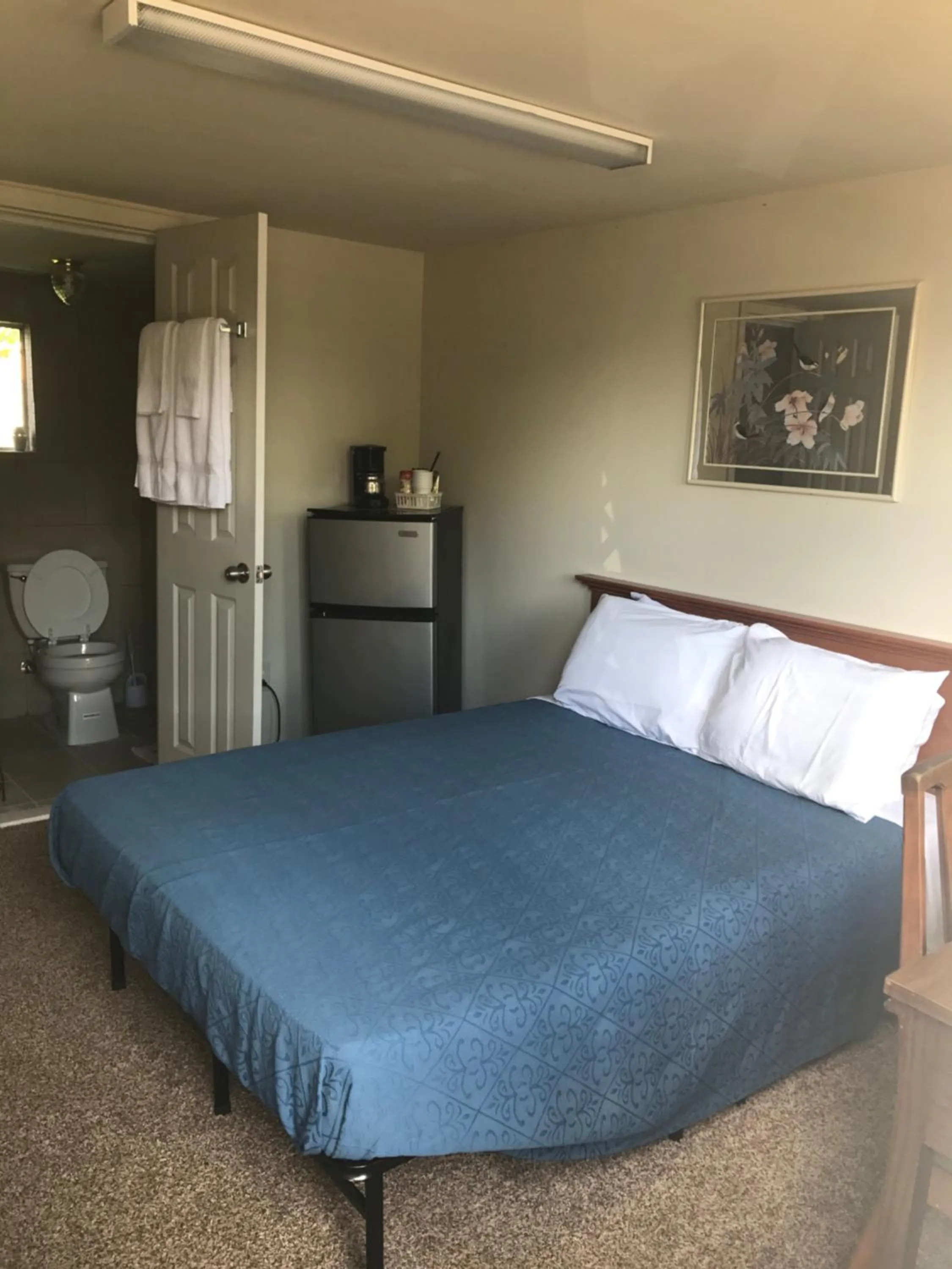 Bed in Hillside Motel