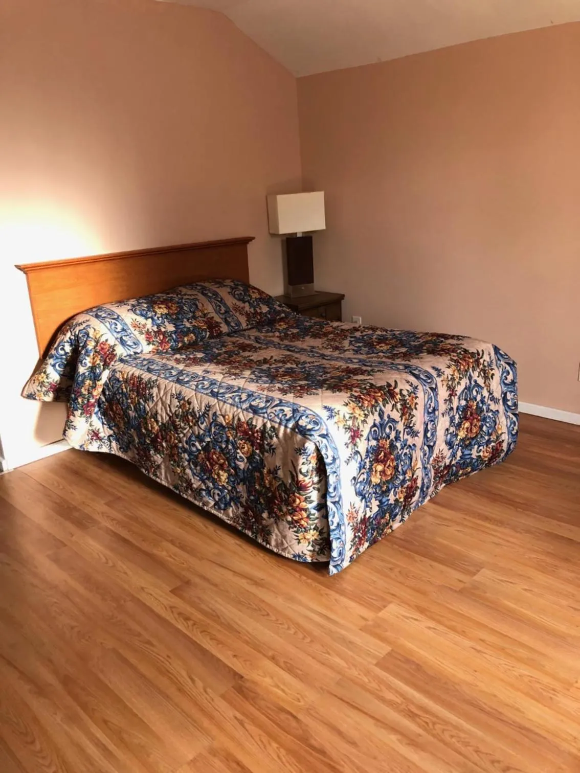 Bed in Hillside Motel