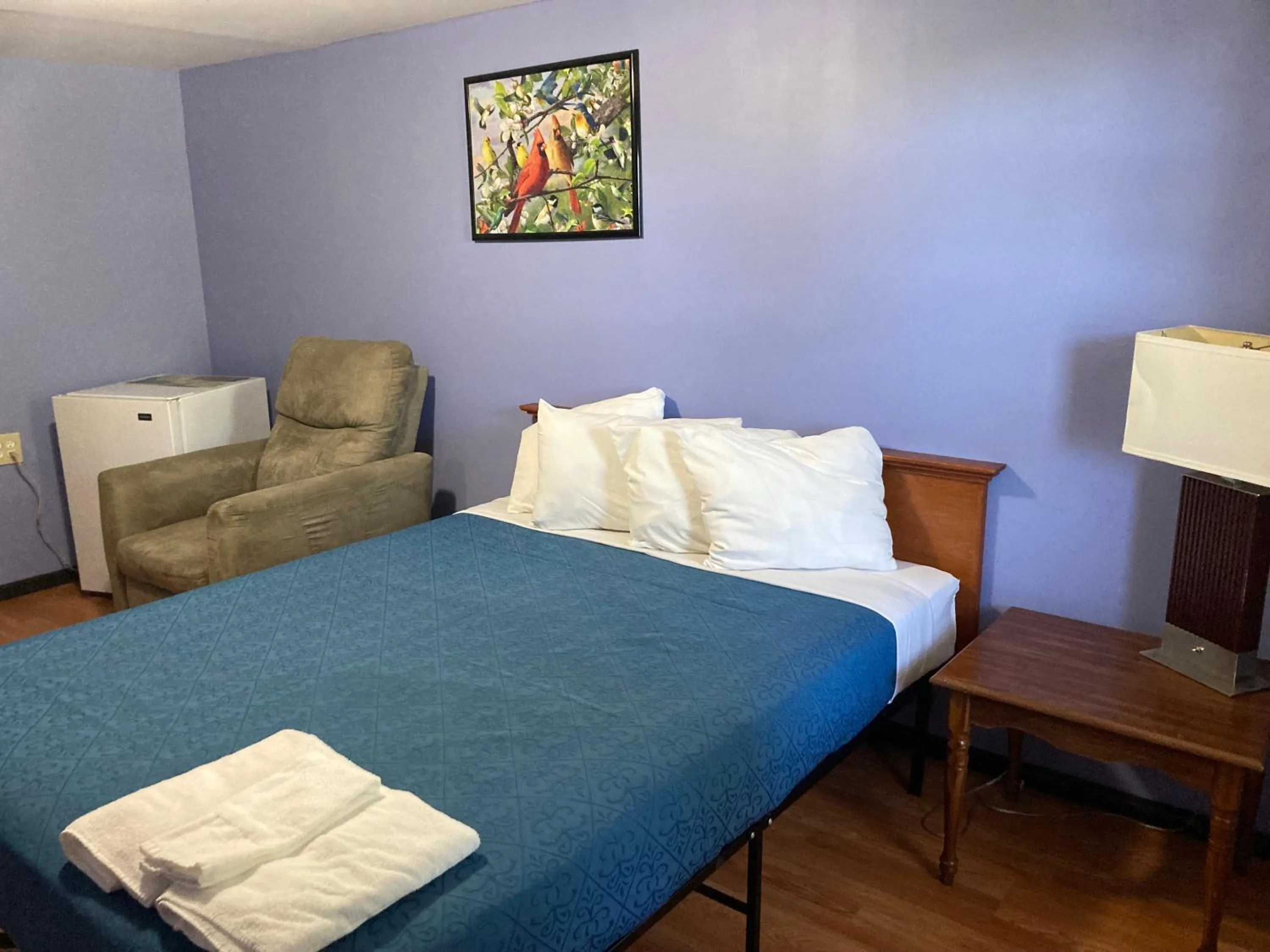 Bedroom in Hillside Motel