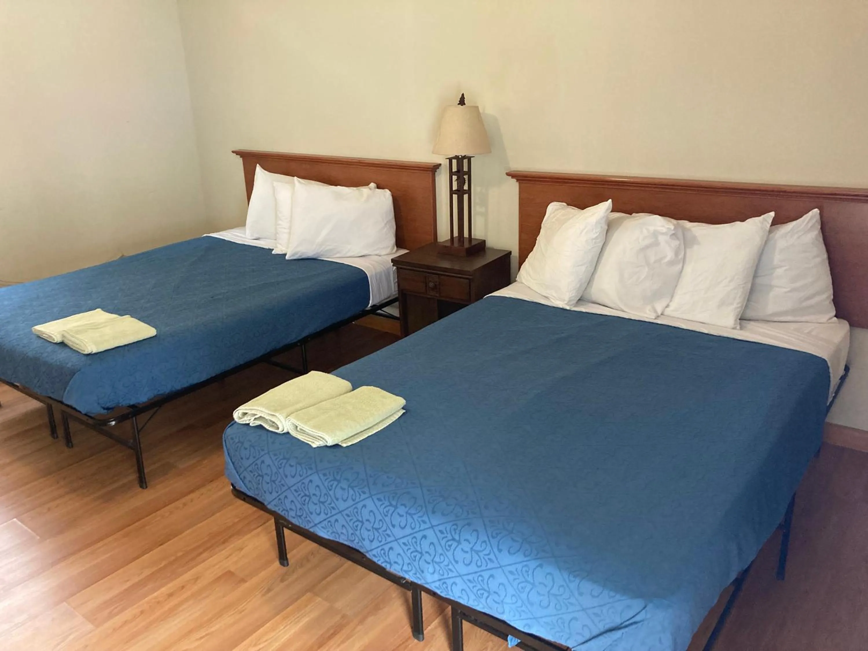 Bedroom in Hillside Motel