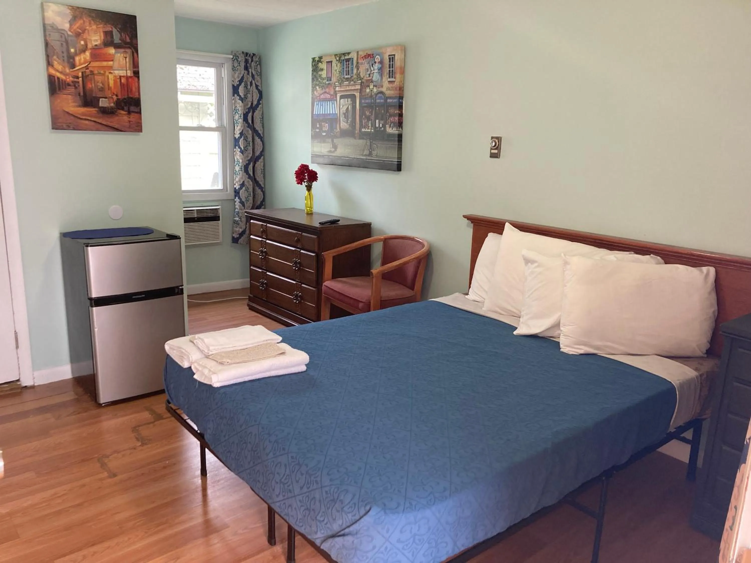 Bedroom in Hillside Motel