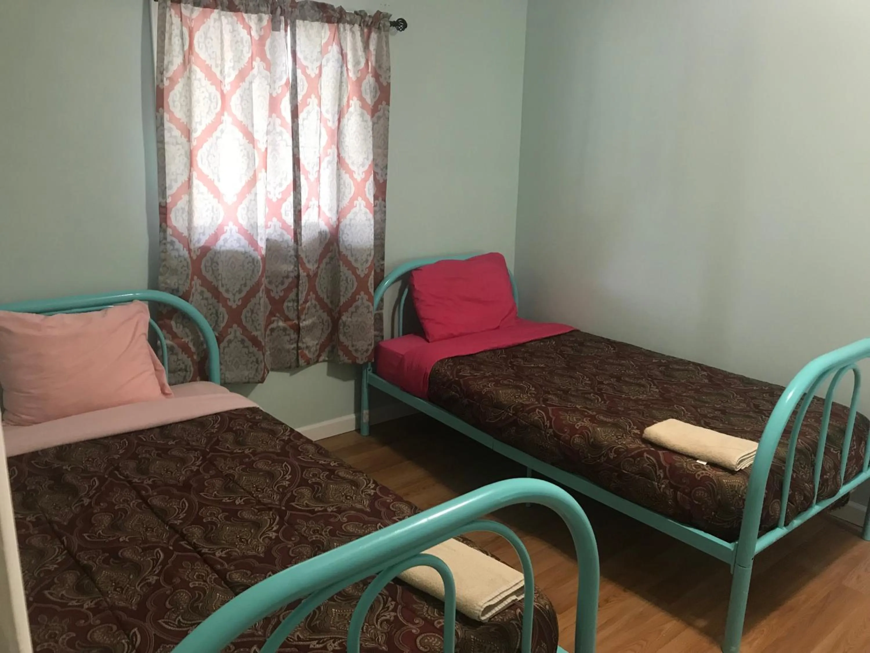 Bedroom in Hillside Motel