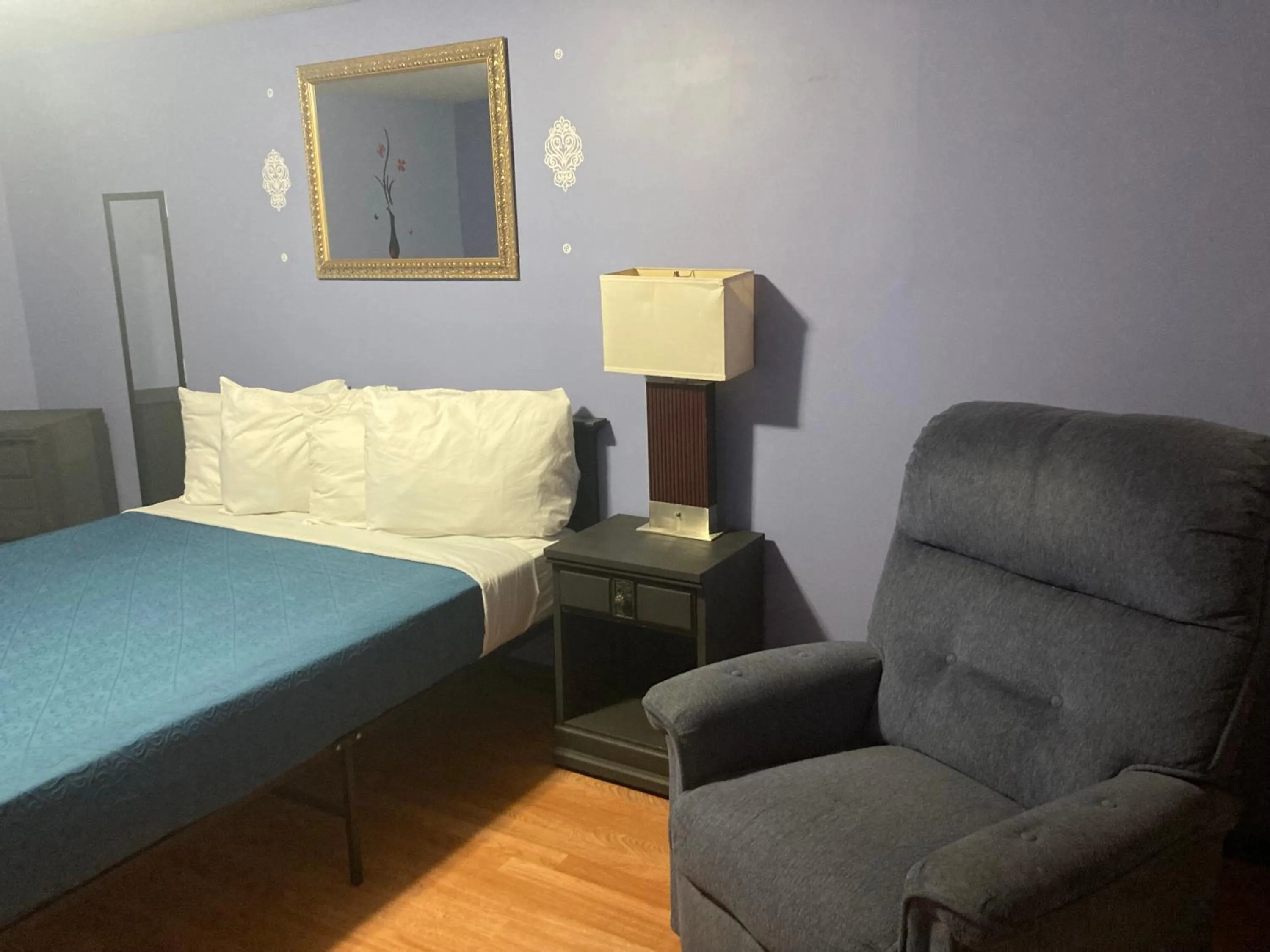 Bedroom in Hillside Motel