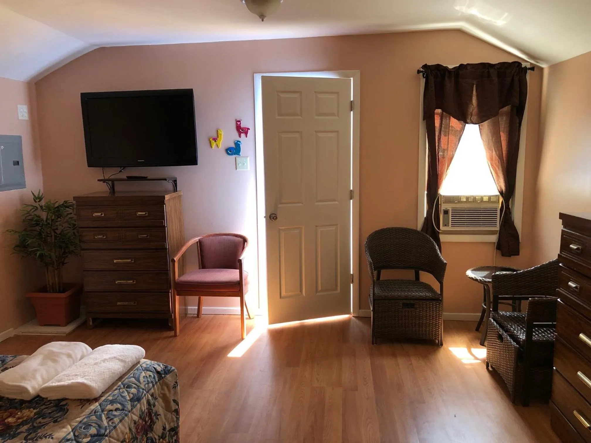 TV and multimedia in Hillside Motel