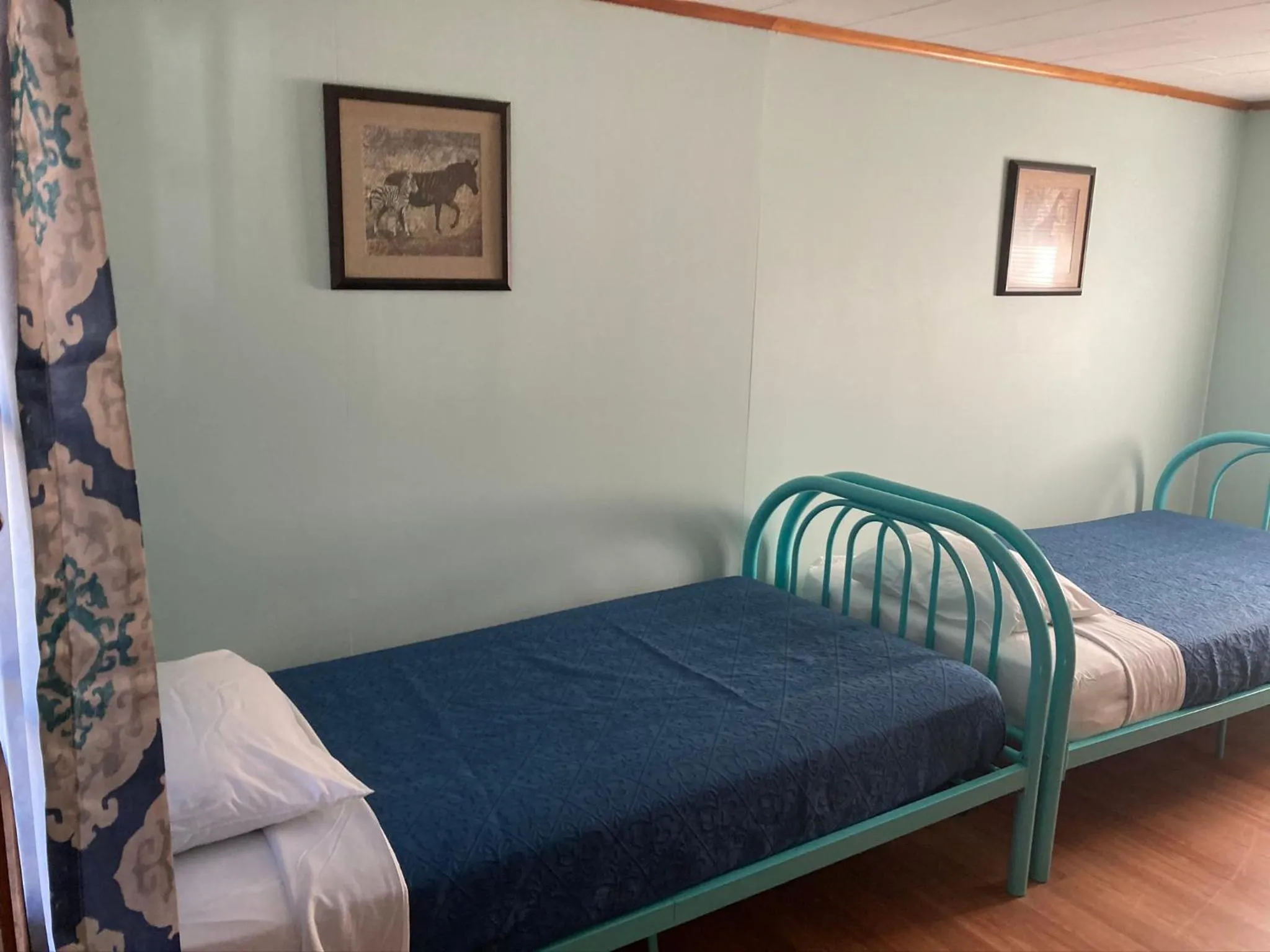 Bedroom in Hillside Motel