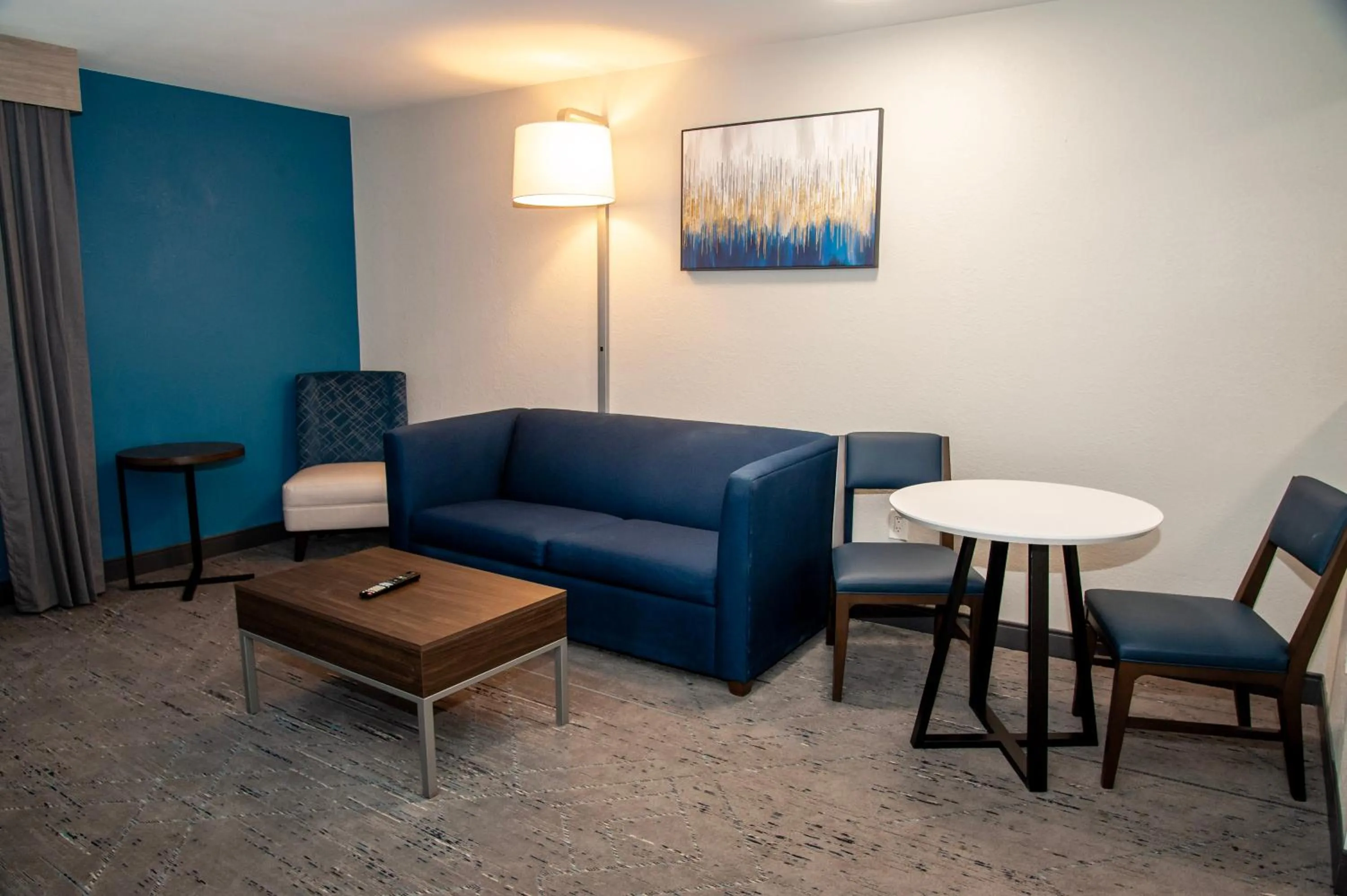 Living room in Holiday Inn Express Tucson-Airport by IHG