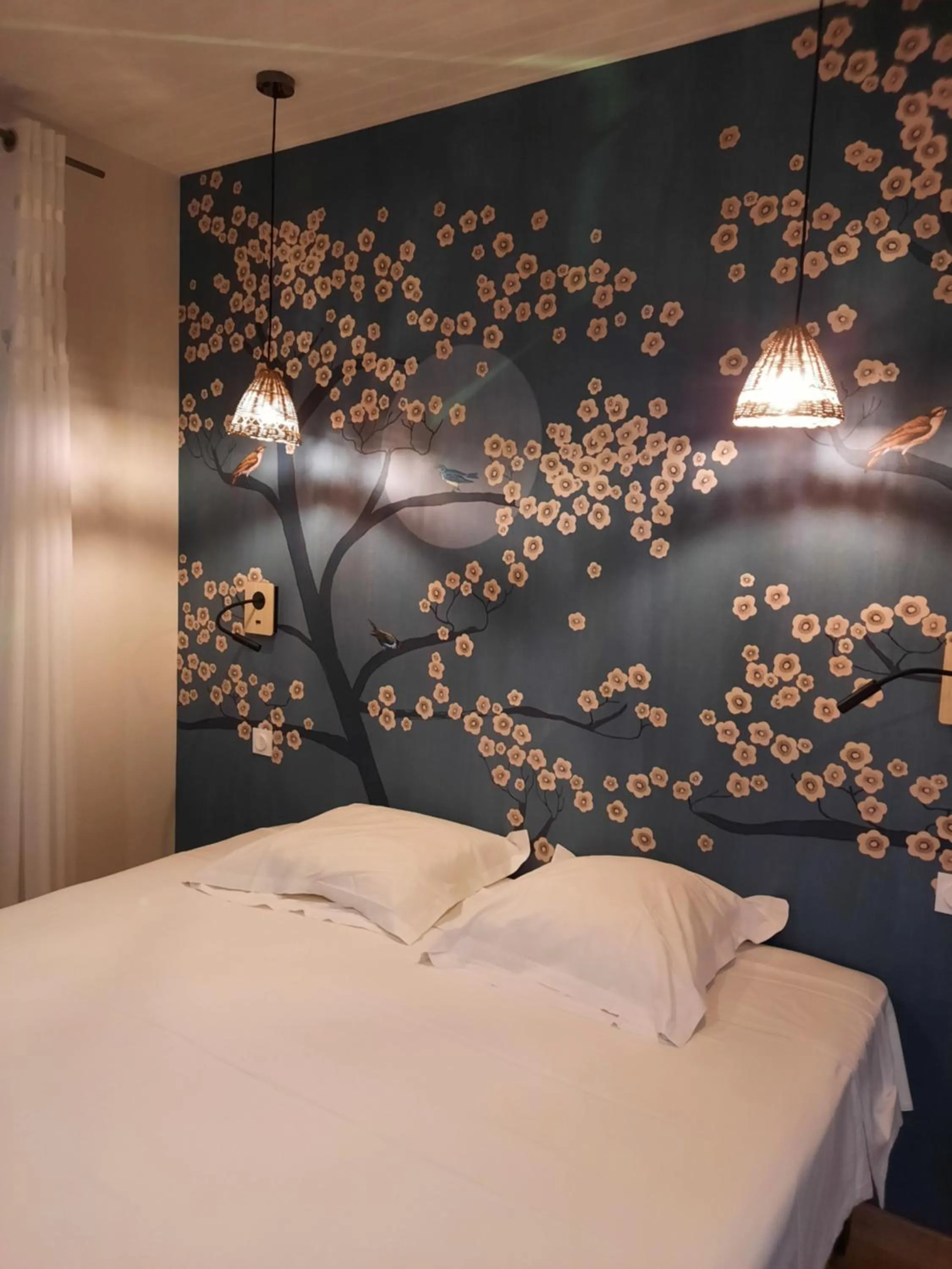 Bed in Logis Hôtels - Hôtel et Restaurant Les Voyageurs