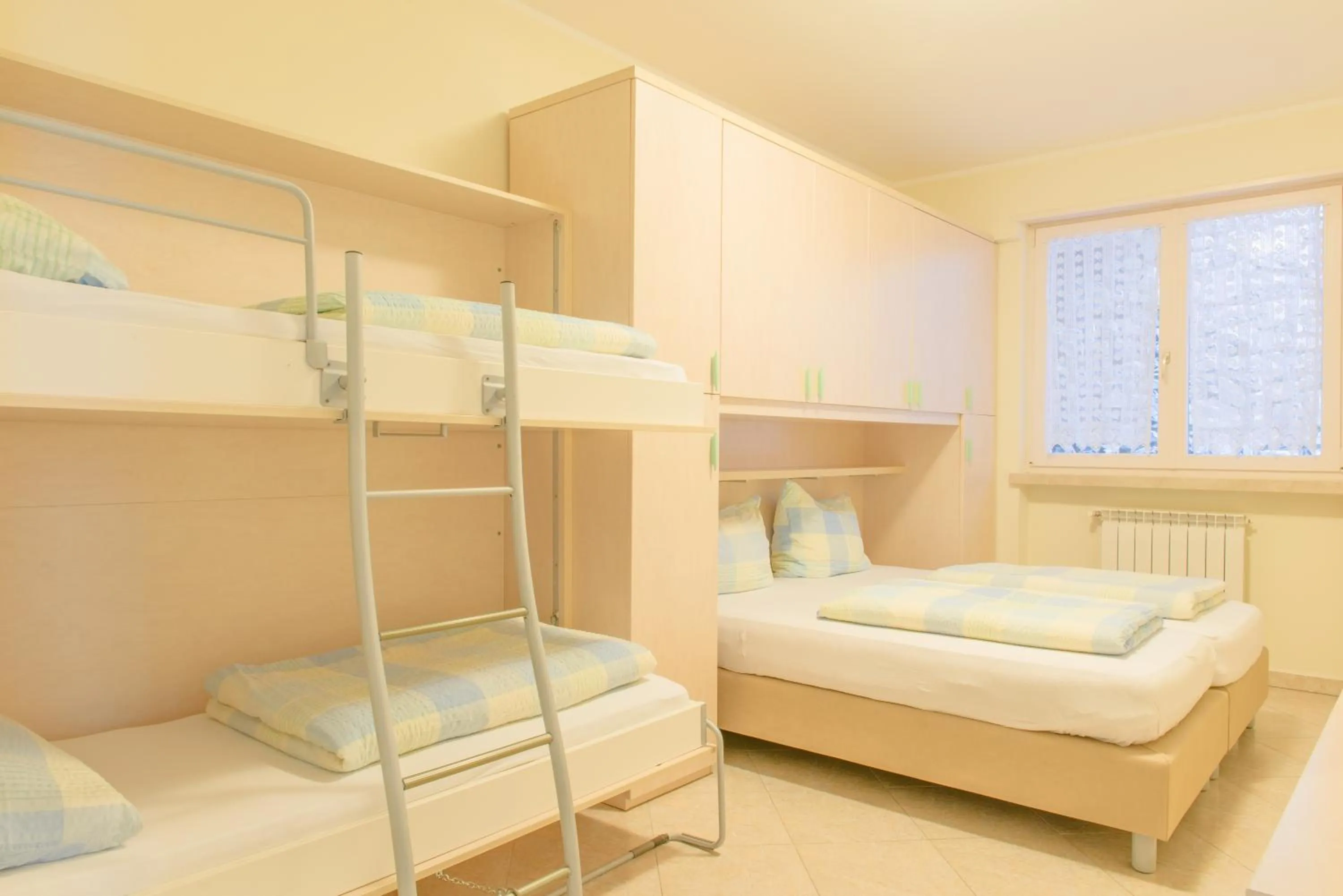 Photo of the whole room, Bed in Residence Terry