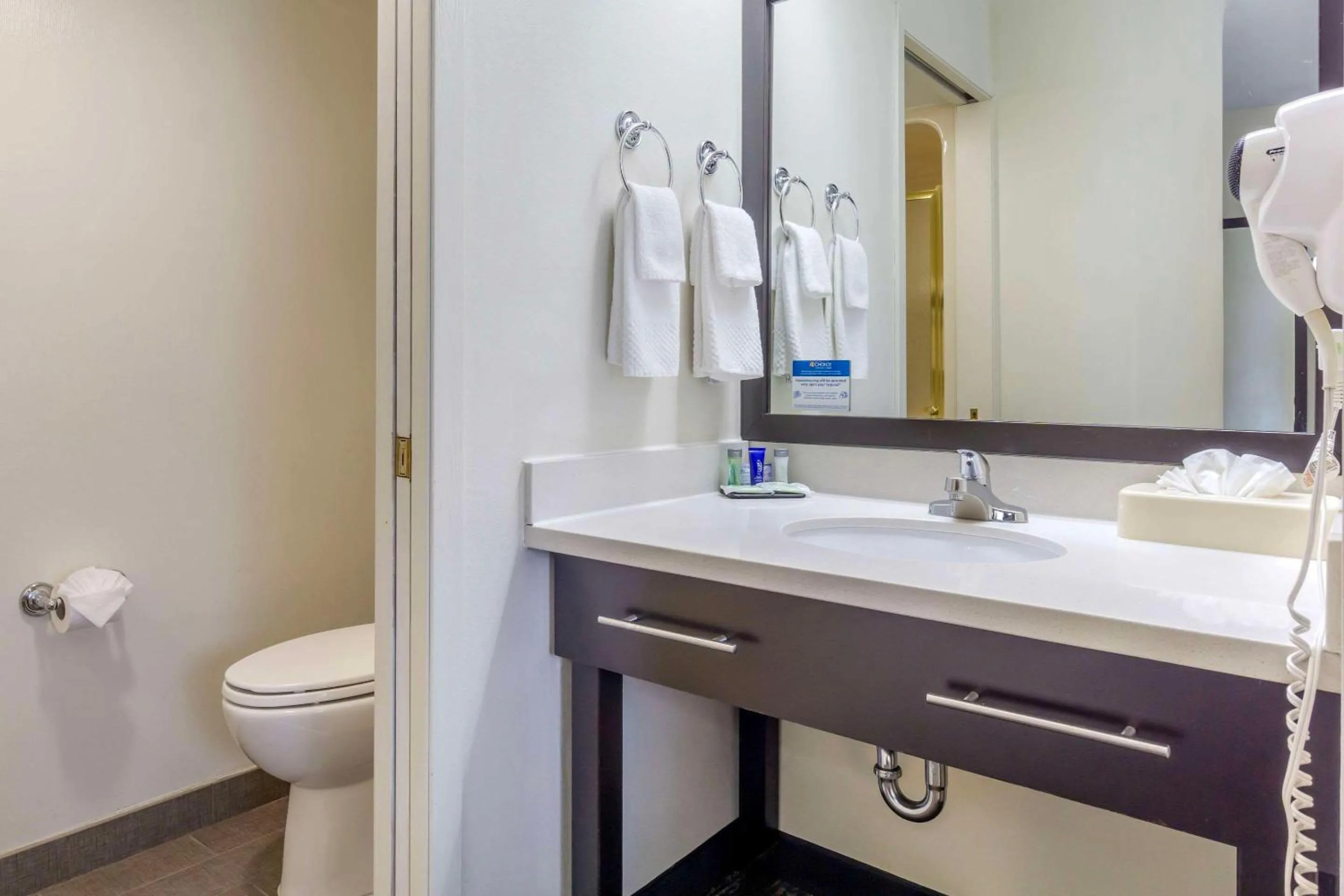 Bedroom in Sleep Inn Sea Tac Airport