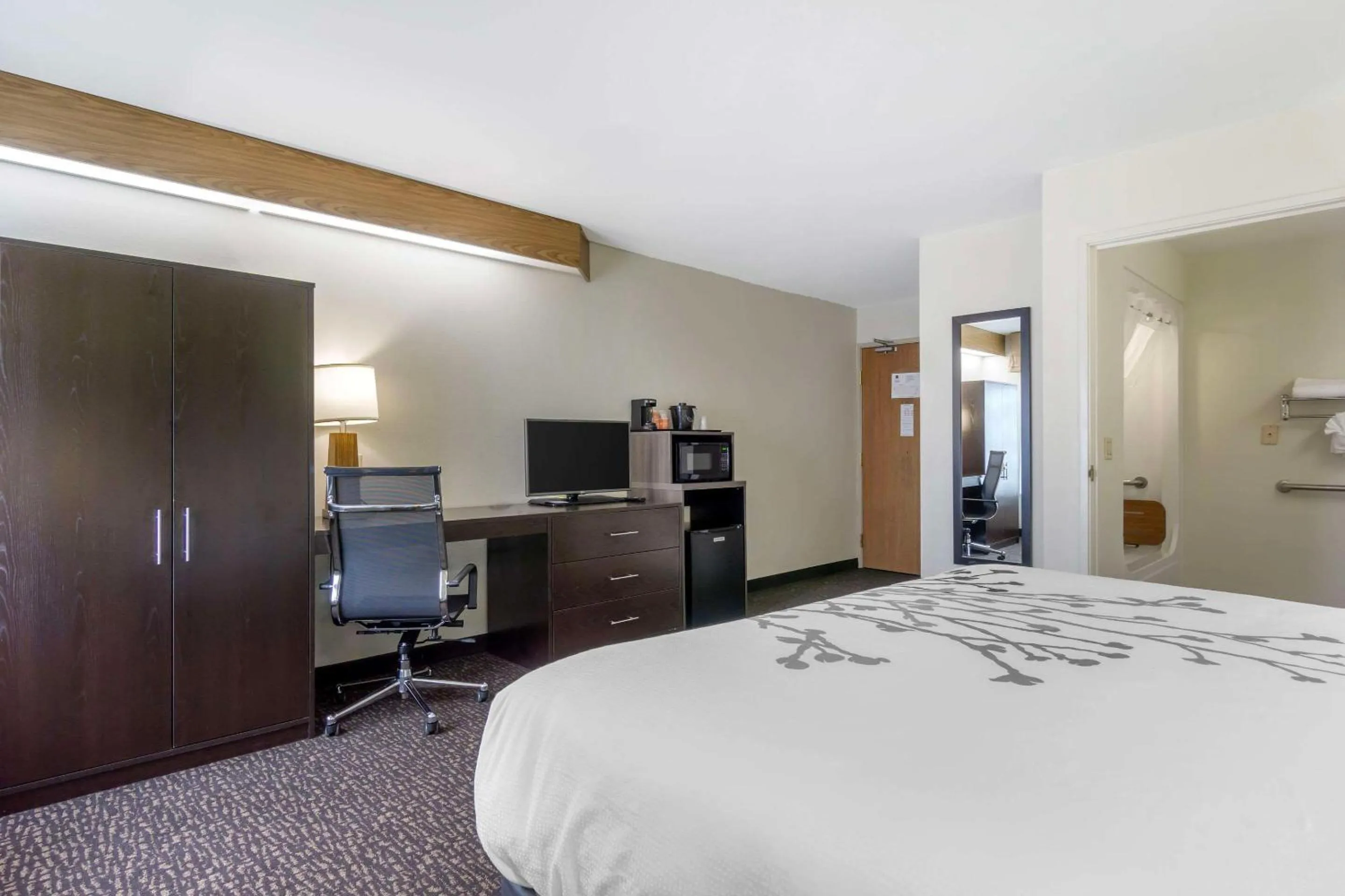 Bedroom, Bed in Sleep Inn Sea Tac Airport